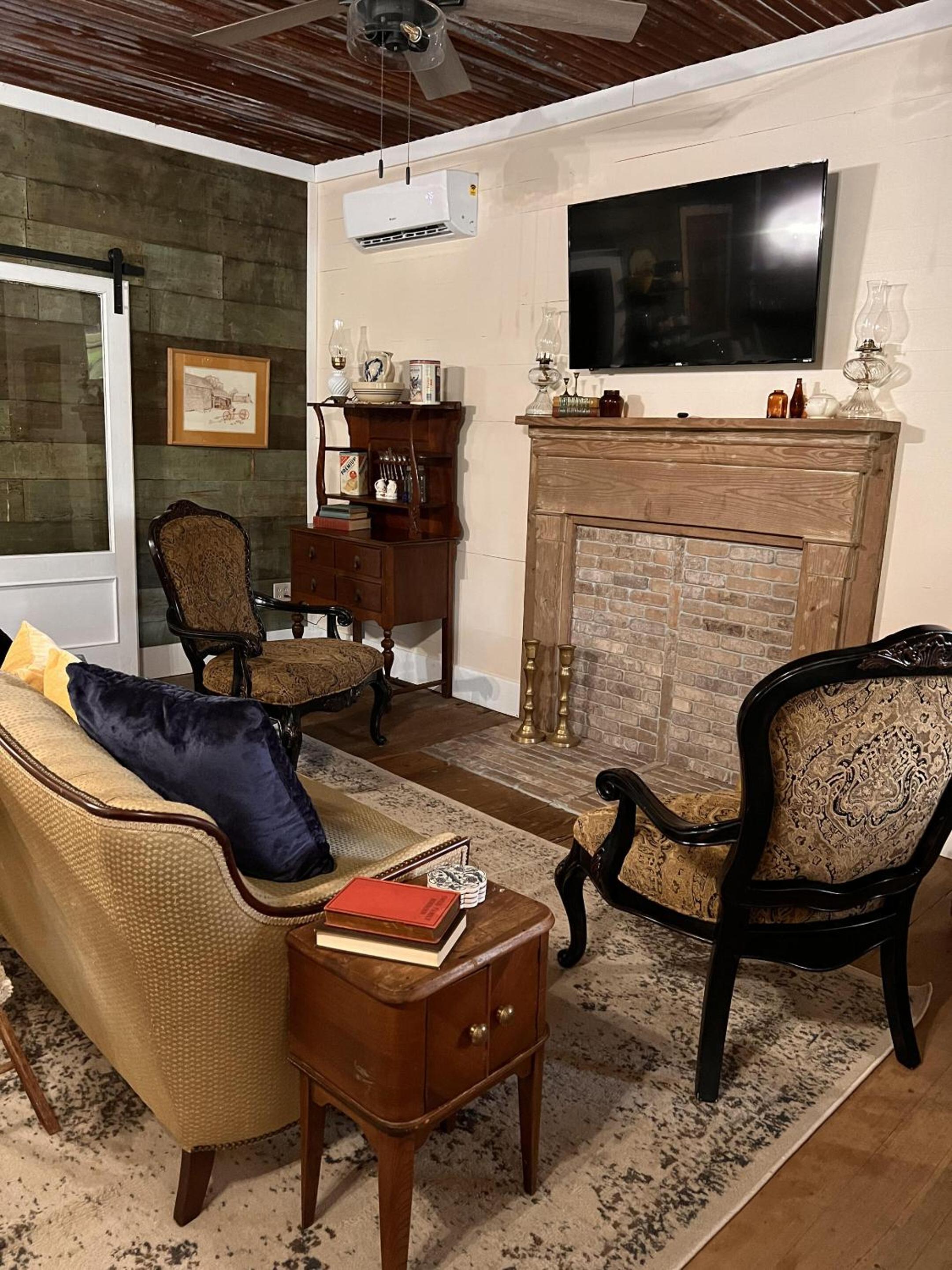Two-Bedroom Apartment - Photo 12