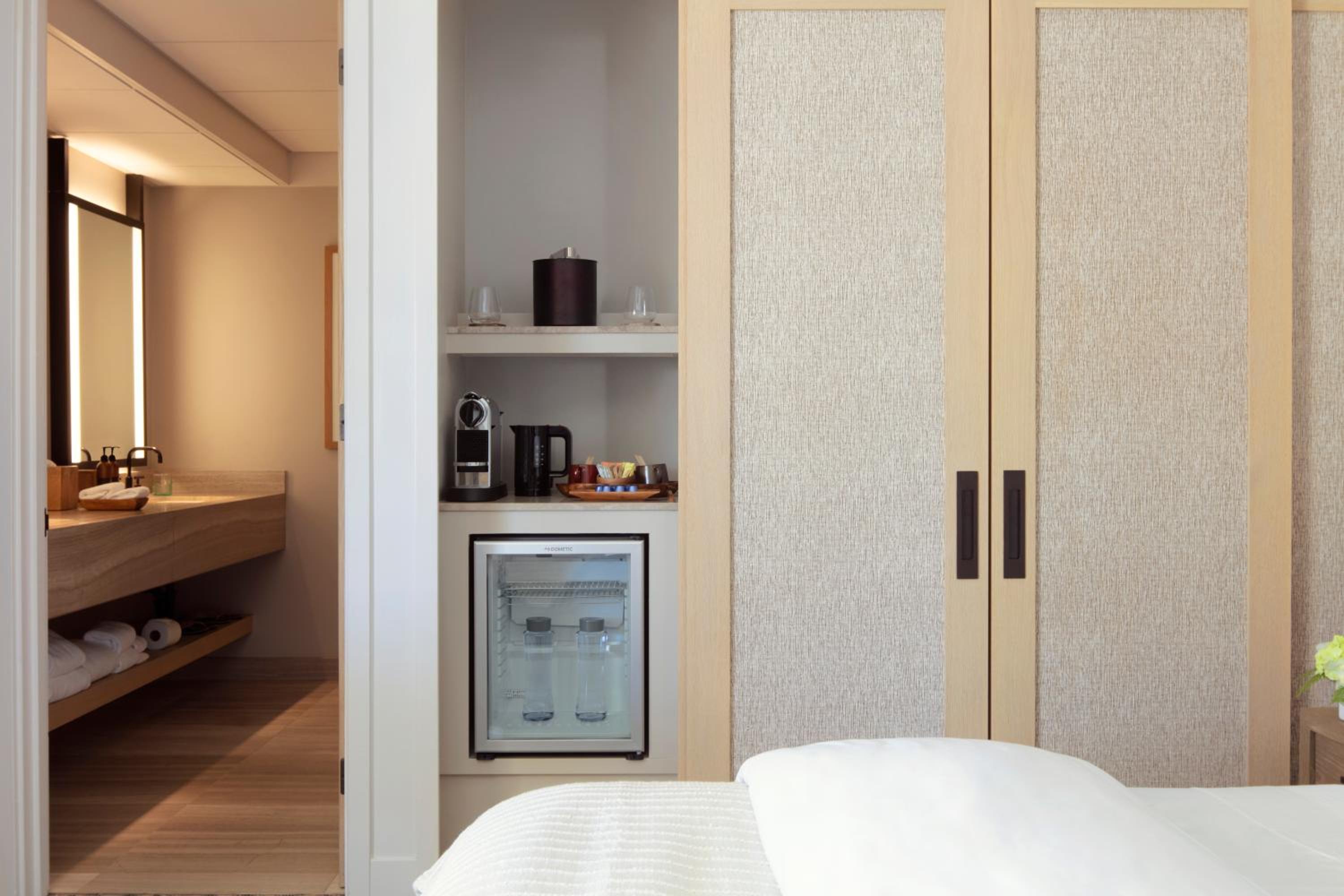 Queen Room with Two Queen Beds (Non Smoking)