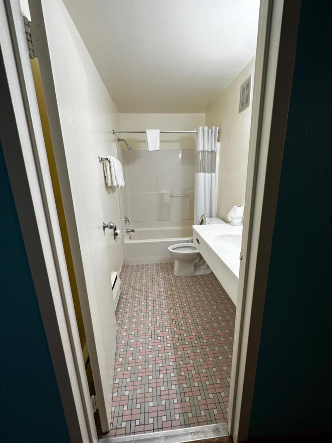 Standard King Room - Photo 6