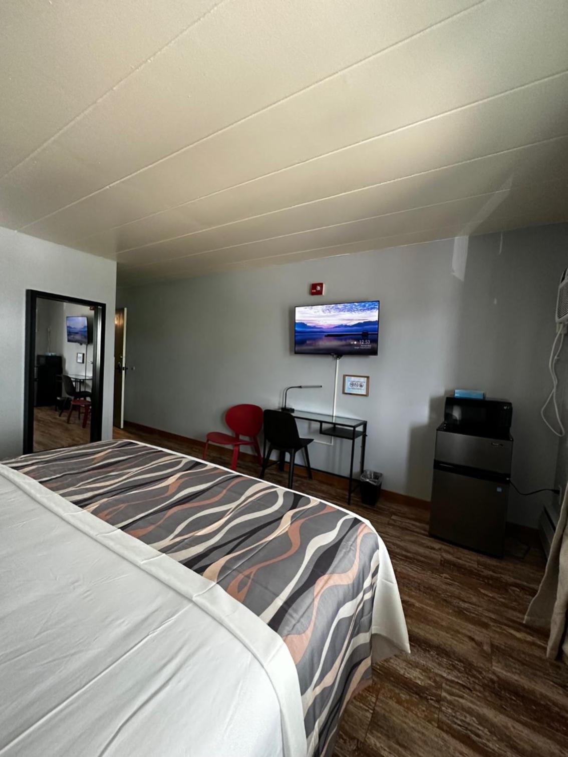 Standard King Room - Photo 5