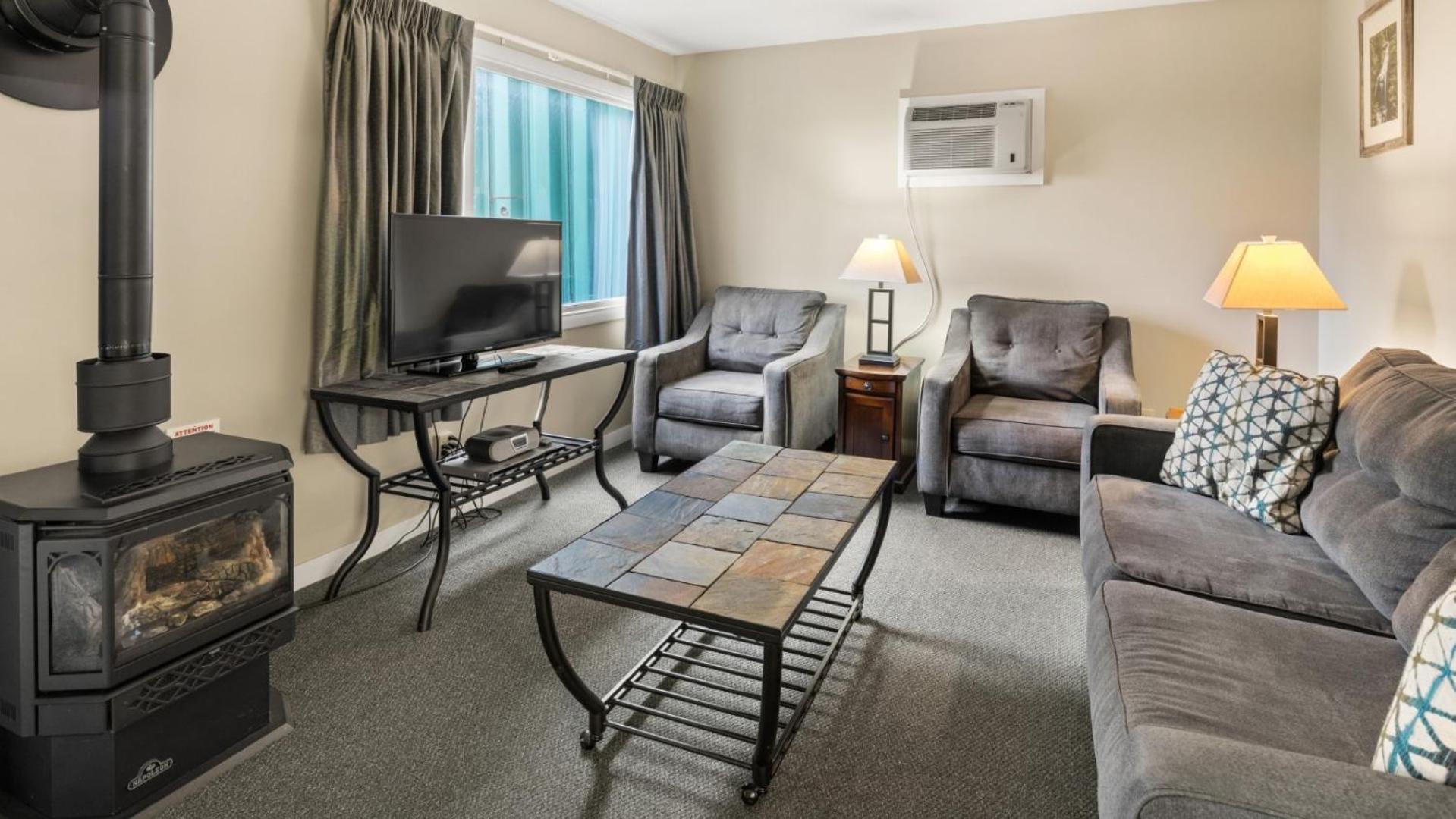 One-Bedroom Apartment photo 1