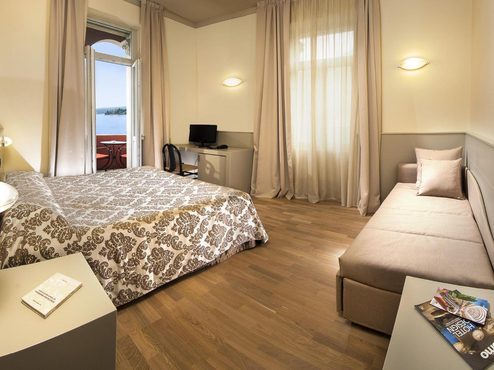 Triple Room with Balcony and Lake View photo 2