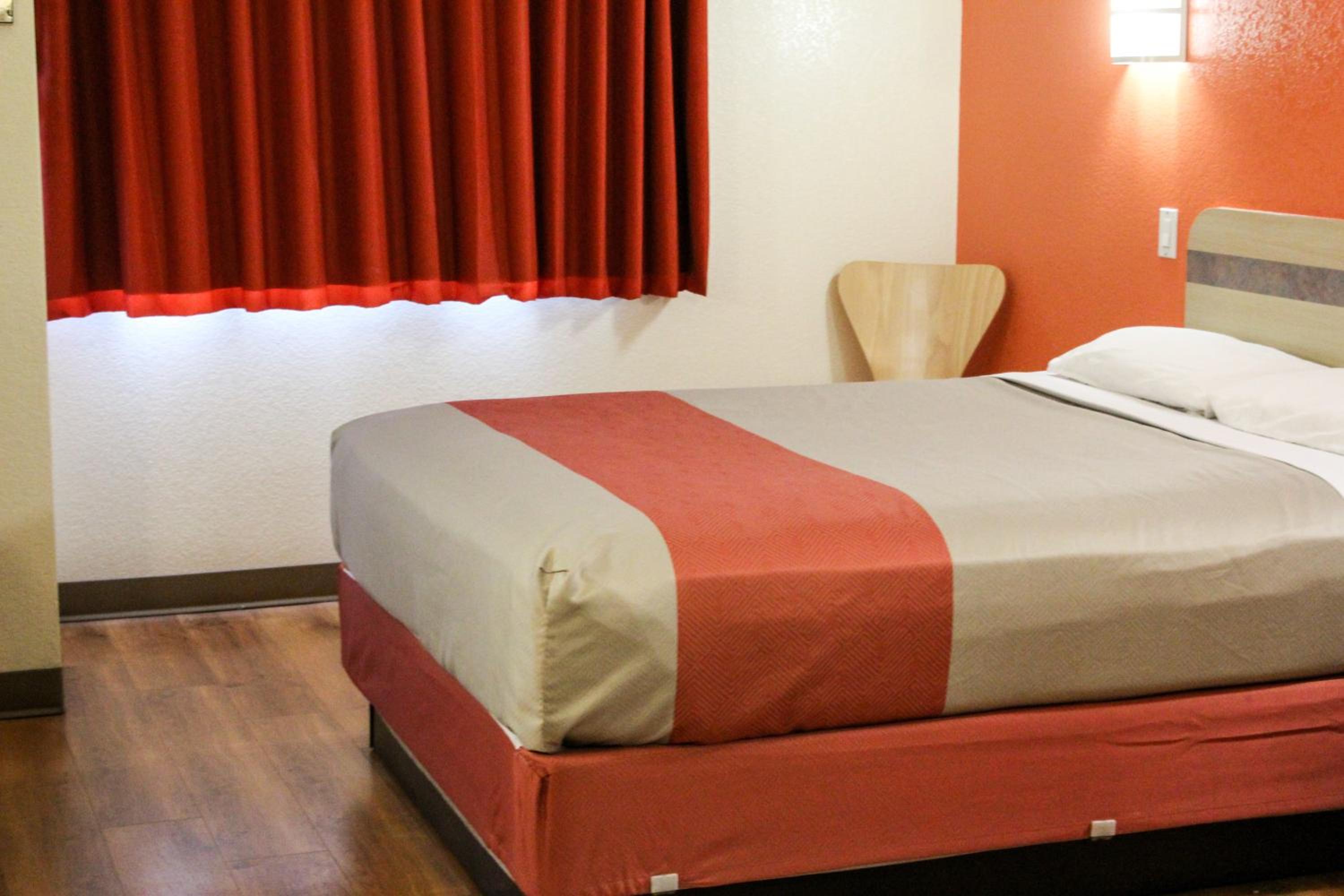 Queen Room - Non-Smoking - Photo 15