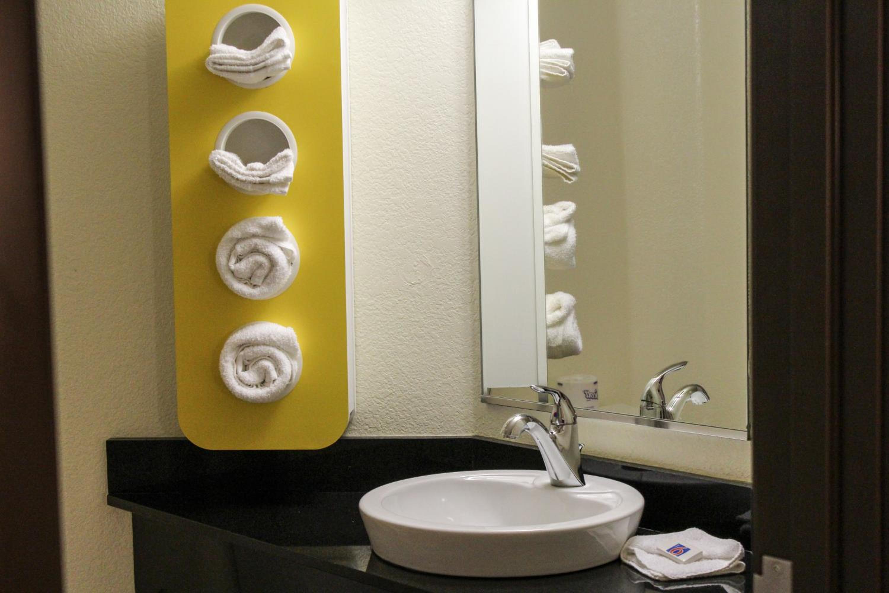 Queen Room - Non-Smoking - Photo 4