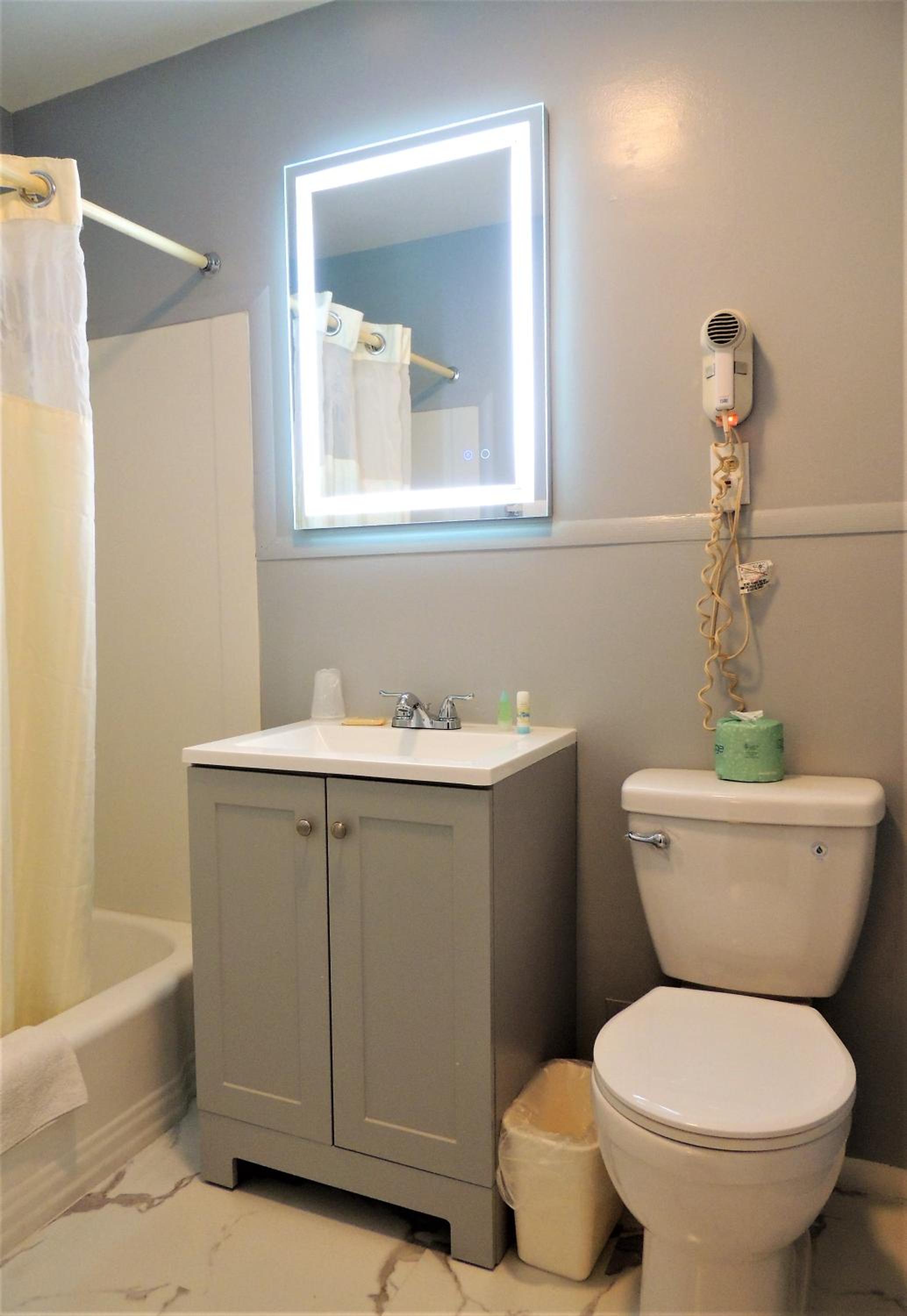 Queen Room - Non-Smoking - Photo 2