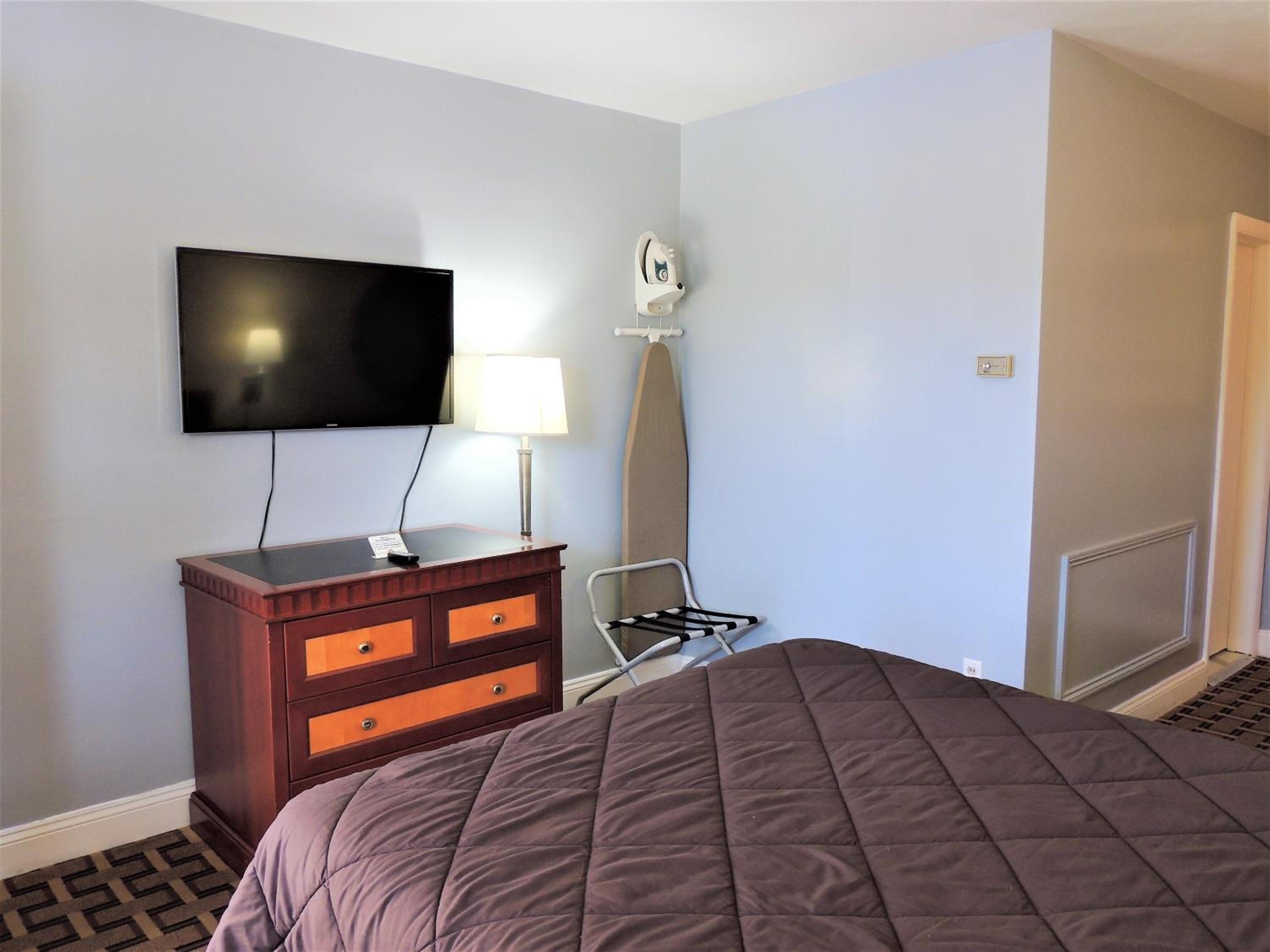 Queen Room - Non-Smoking - Photo 3