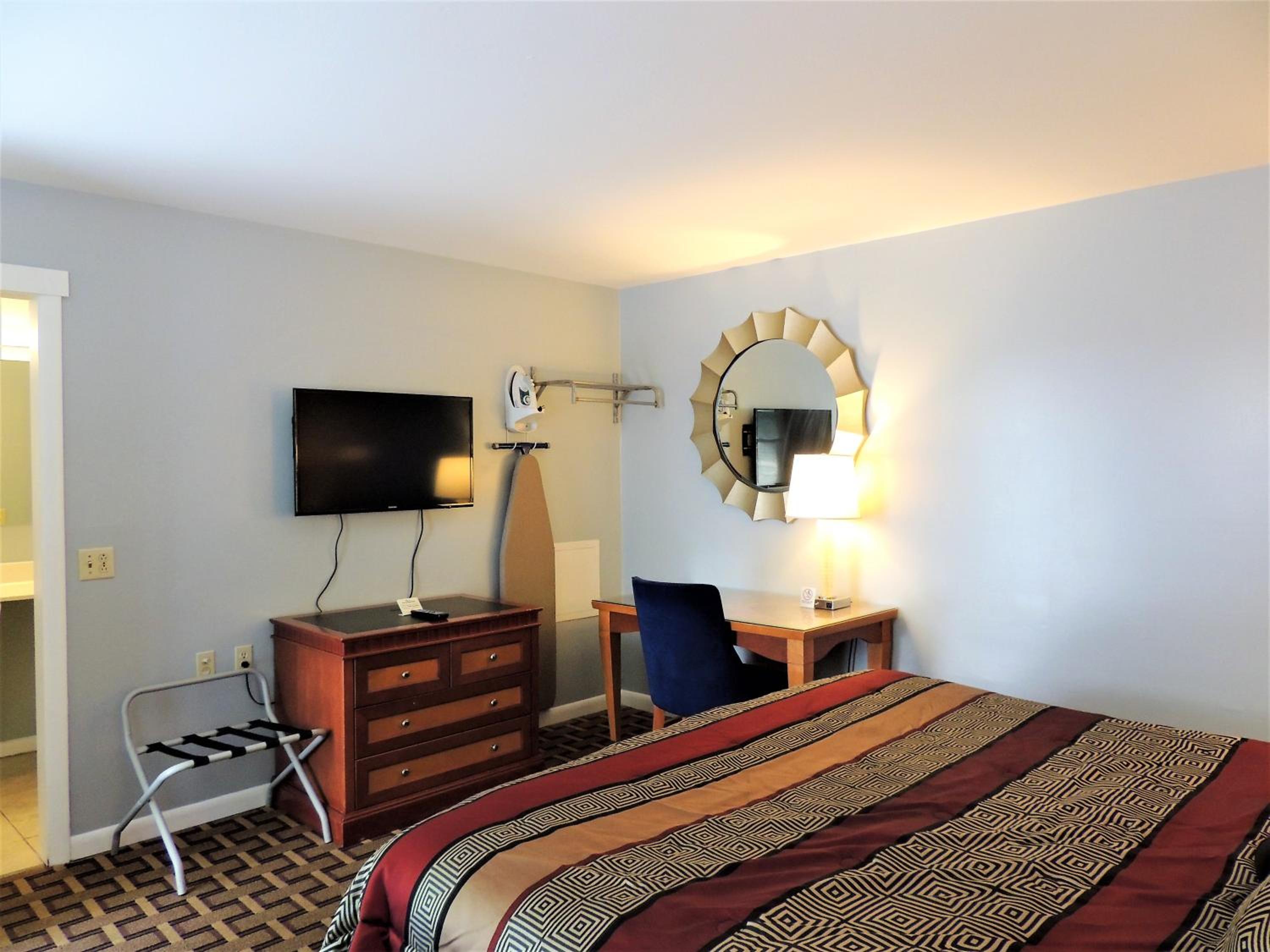 King Room - Non-Smoking - Photo 6
