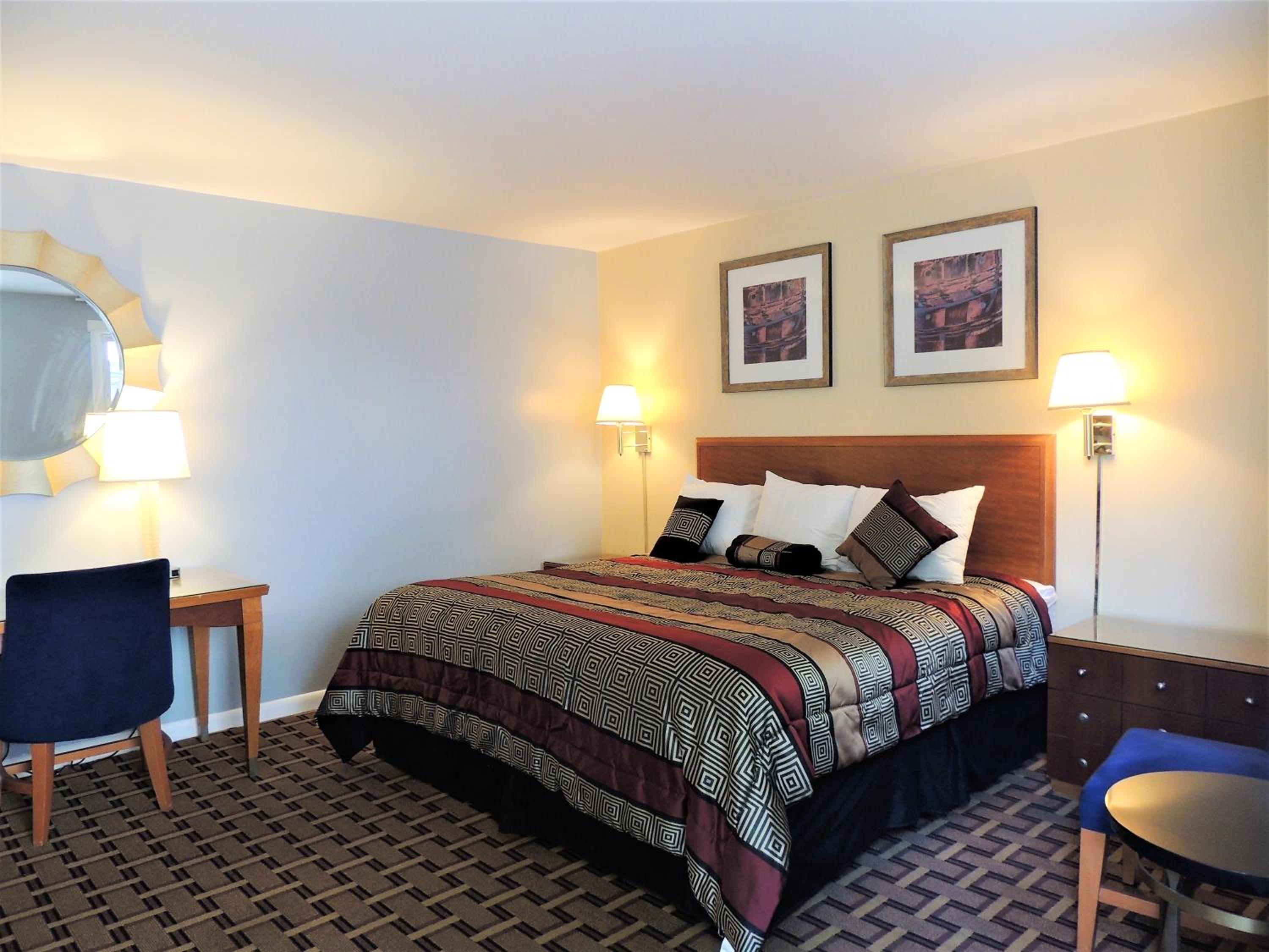 King Room - Non-Smoking - Photo 8
