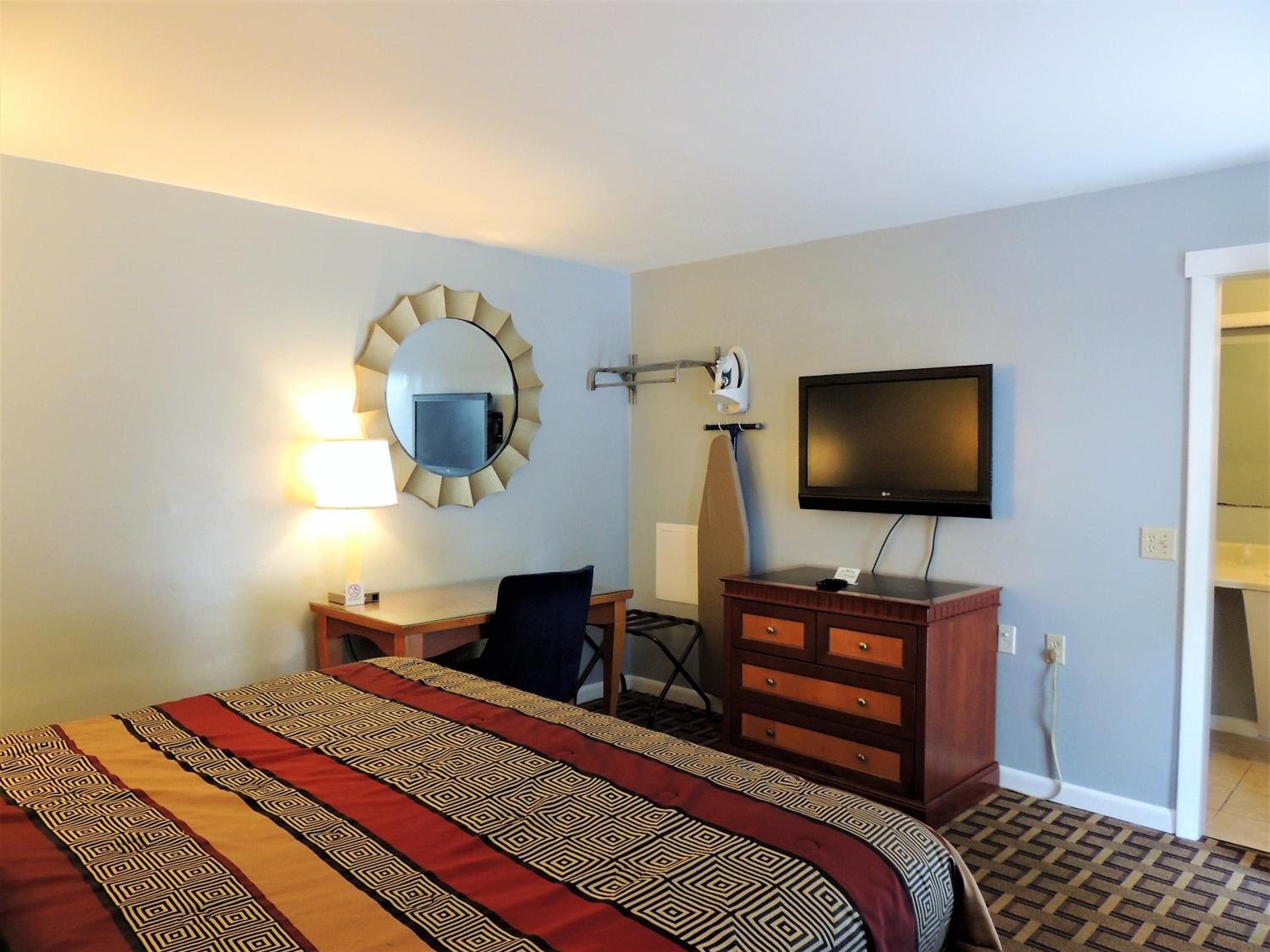 King Room - Non-Smoking - Photo 5