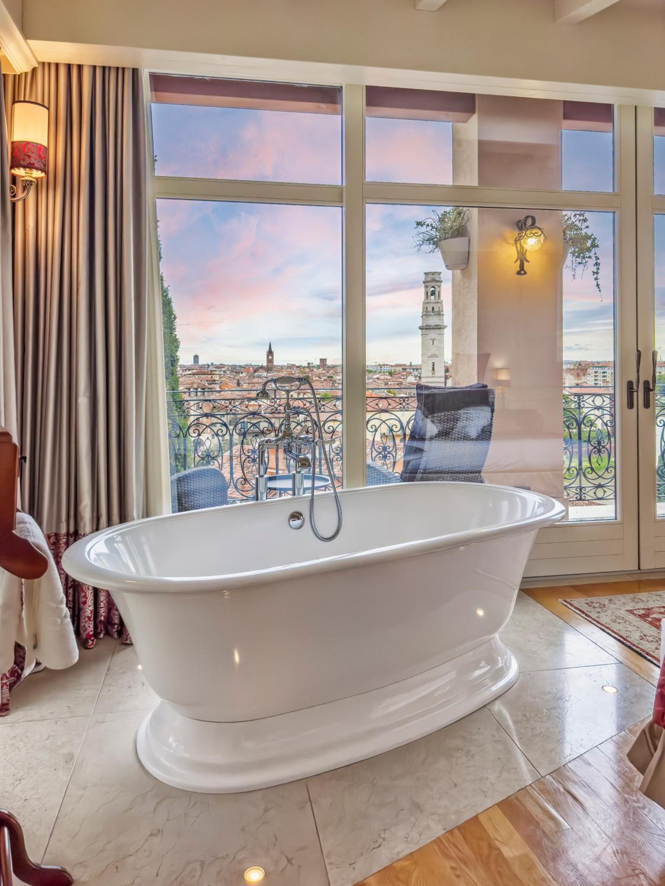 Queen Room with Balcony - Photo 8
