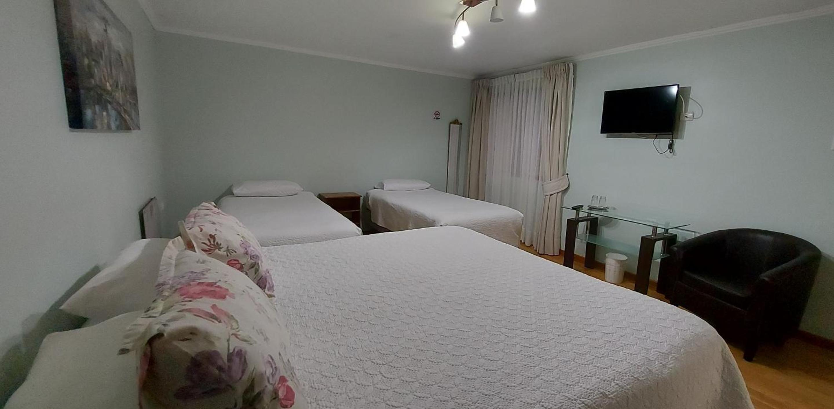 Quadruple Room with Private Bathroom photo 2