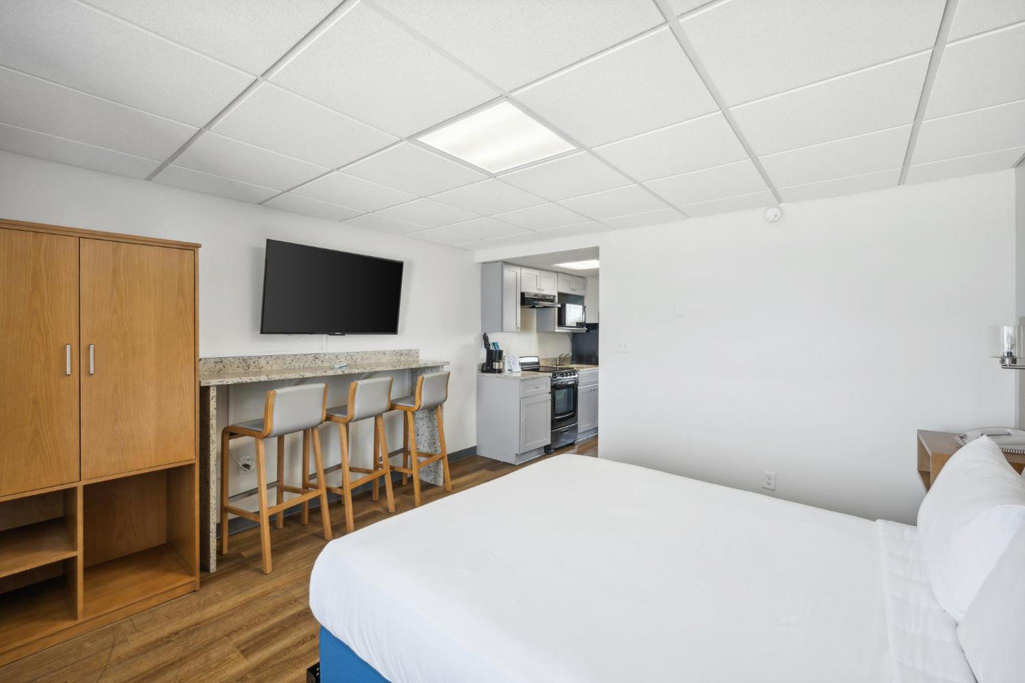 Deluxe Queen Suite With Ocean/Gulf View - Photo 7