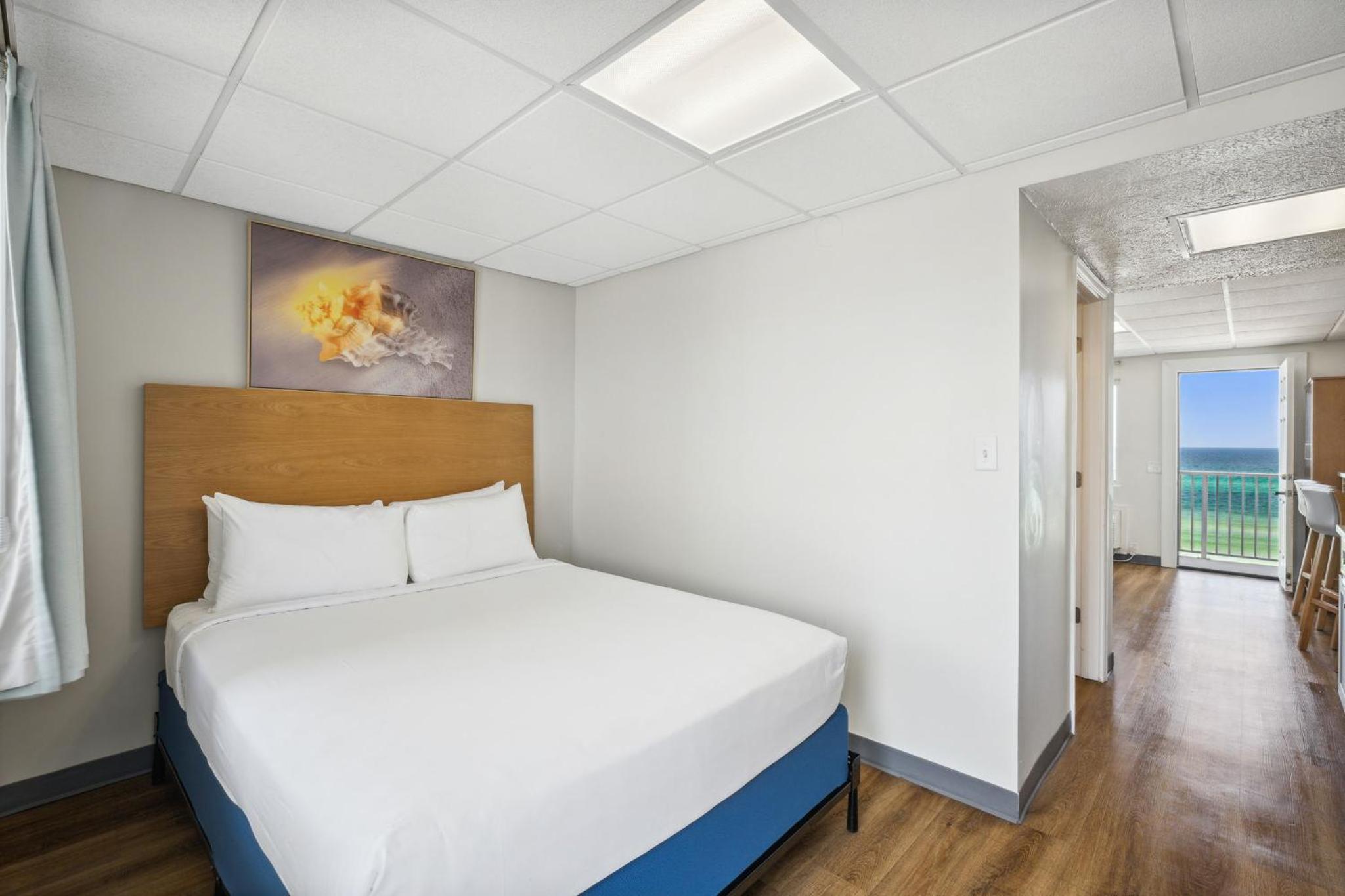 Deluxe Queen Suite With Ocean/Gulf View - Photo 6