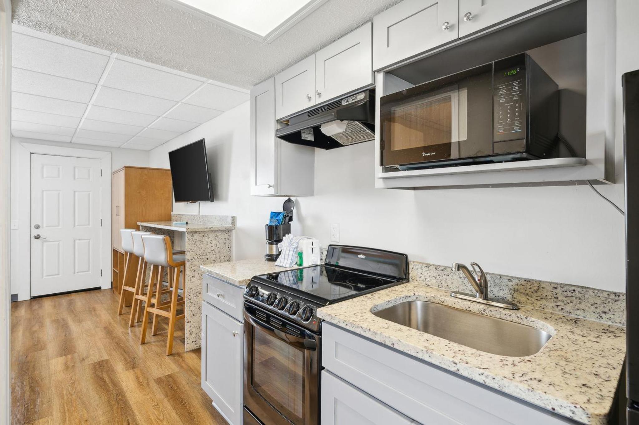Deluxe Queen Suite With Ocean/Gulf View - Photo 3