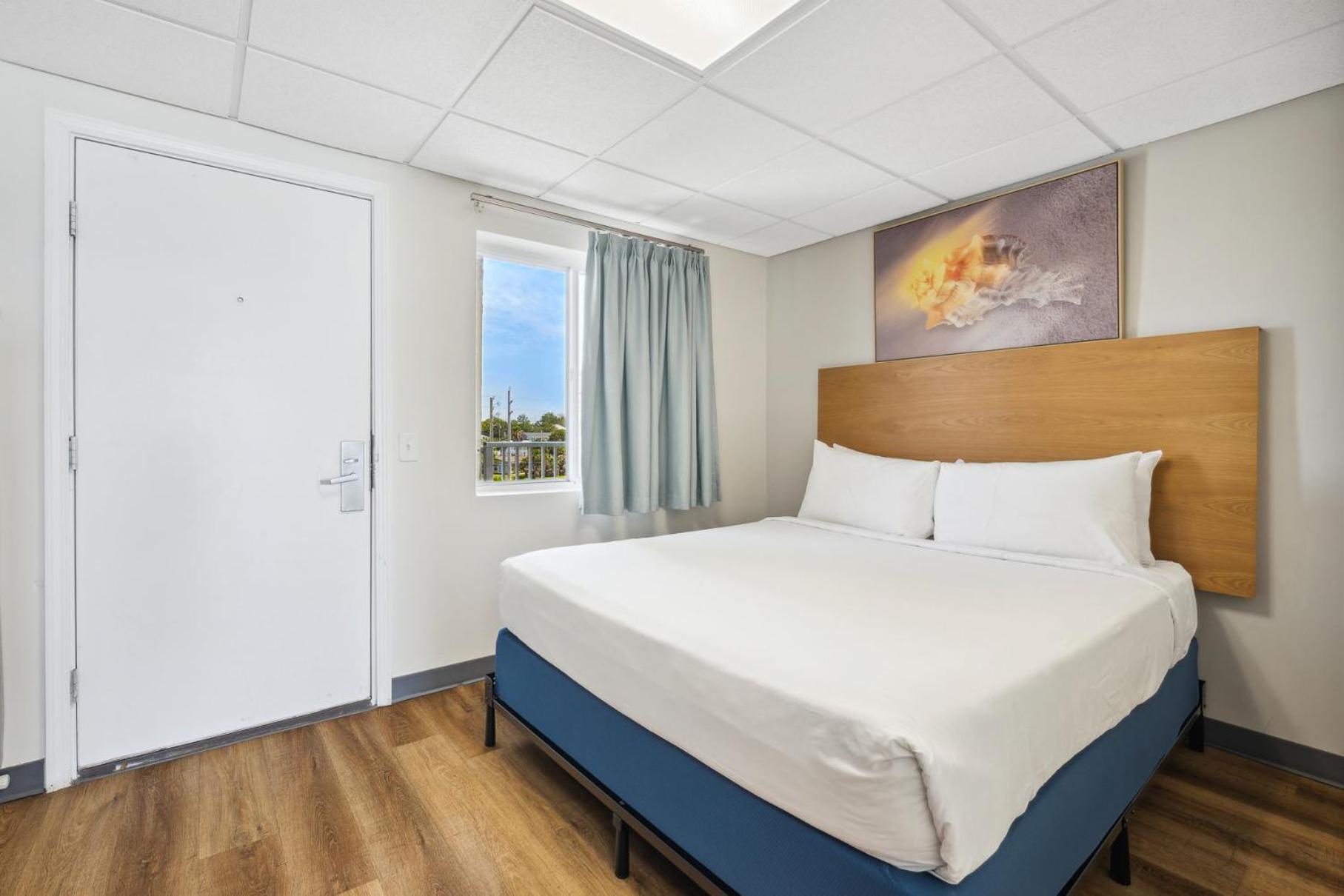 Beachfront Classic Room - Queen/Queen with Kitchen - Split Accommodations - Photo 3