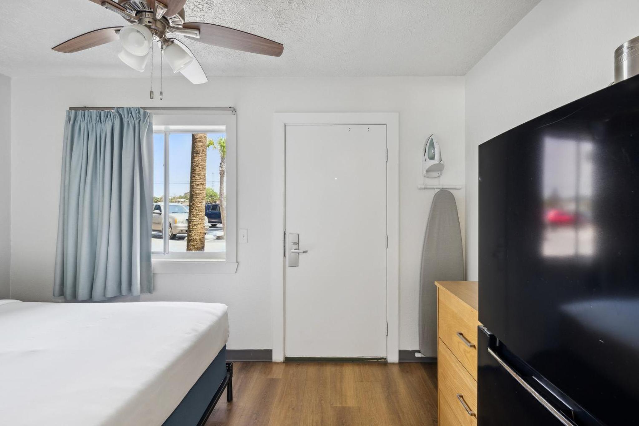 Deluxe Suite With Ocean/Gulf View Beach Walkup  - Photo 5