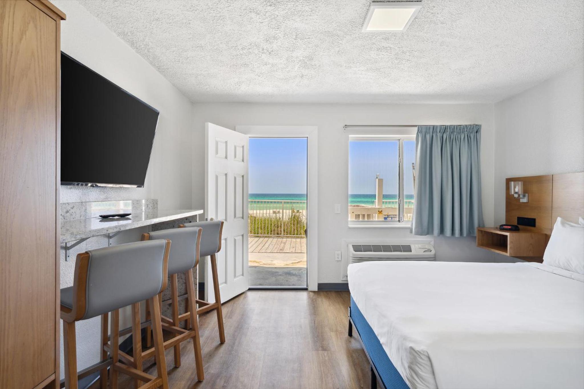 Deluxe Suite With Ocean/Gulf View Beach Walkup  - Photo 6