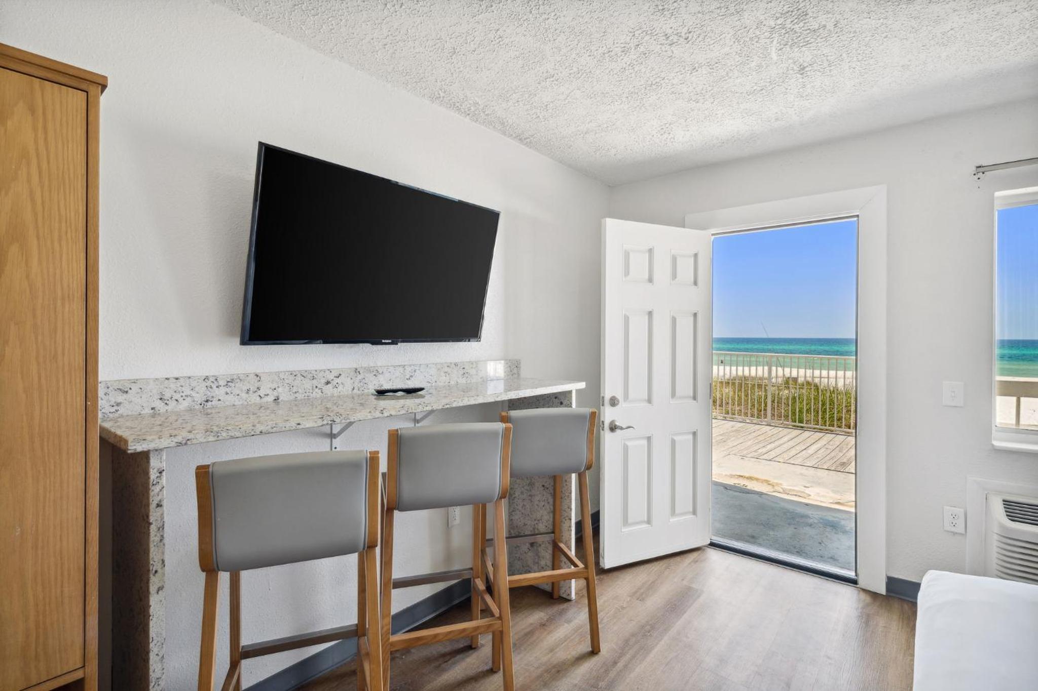 Deluxe Suite With Ocean/Gulf View Beach Walkup  - Photo 4