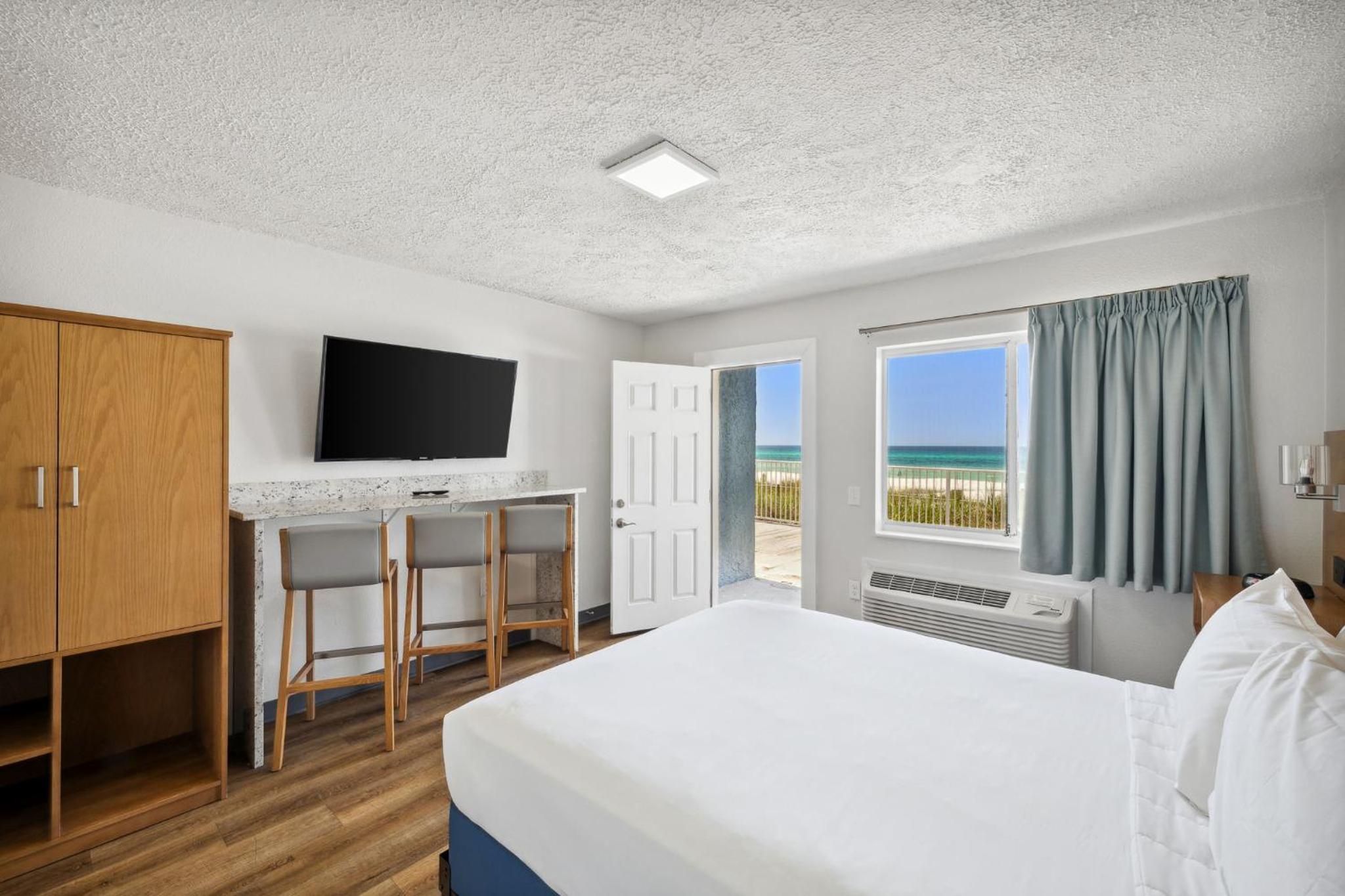 Deluxe Suite With Ocean/Gulf View Beach Walkup  - Photo 12