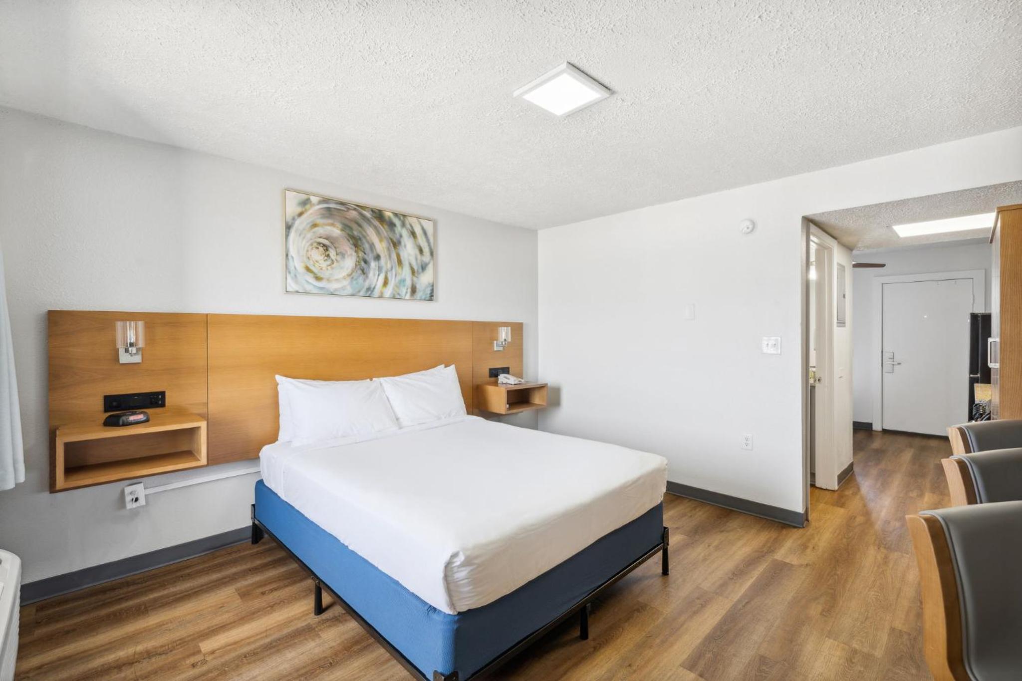 Deluxe Suite With Ocean/Gulf View Beach Walkup  - Photo 13