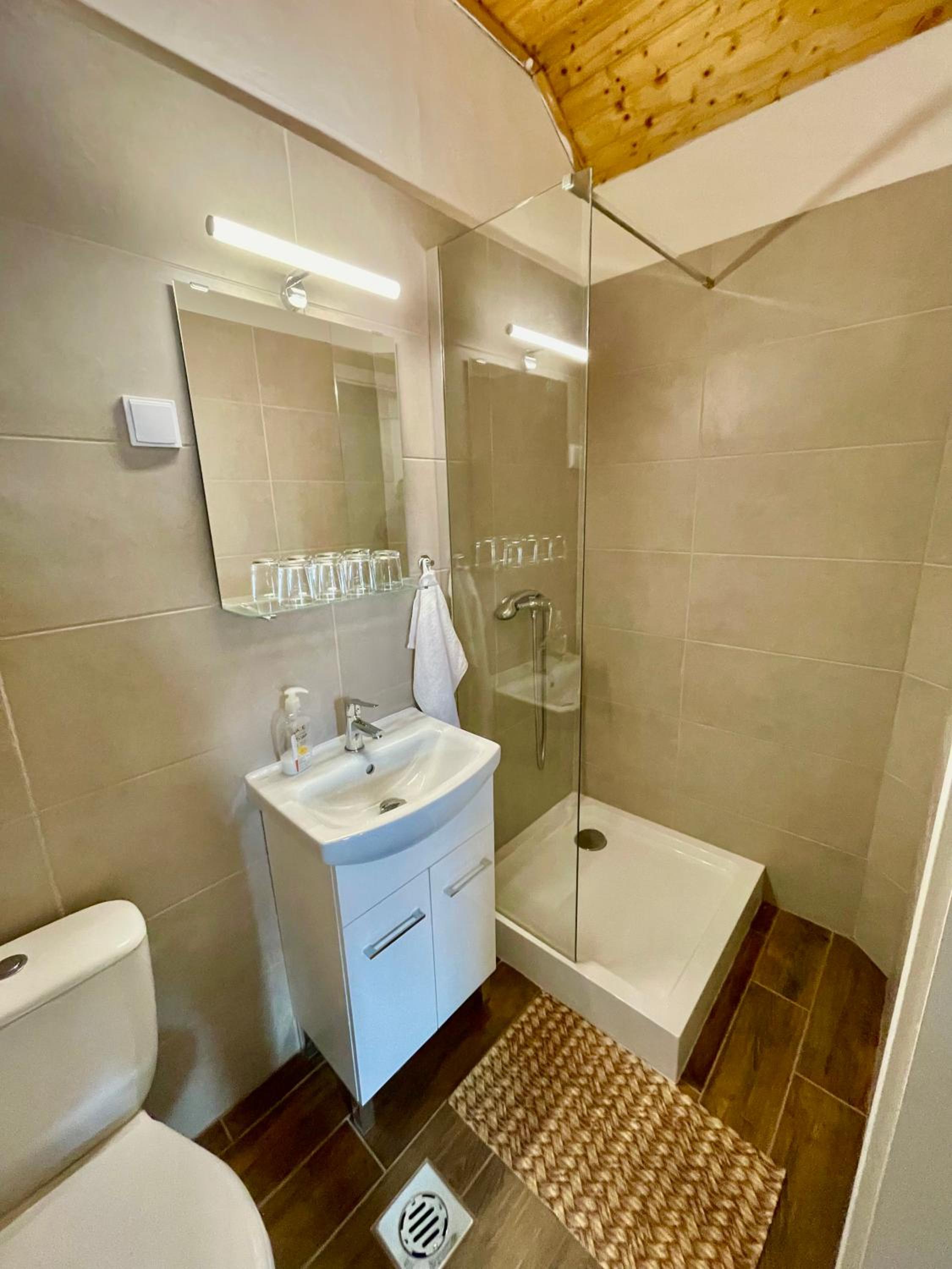 Quadruple Room with Private Bathroom photo 3