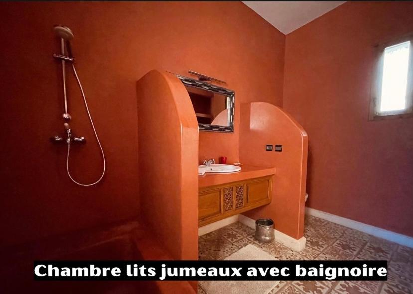 Twin Room with Bath - Photo 2