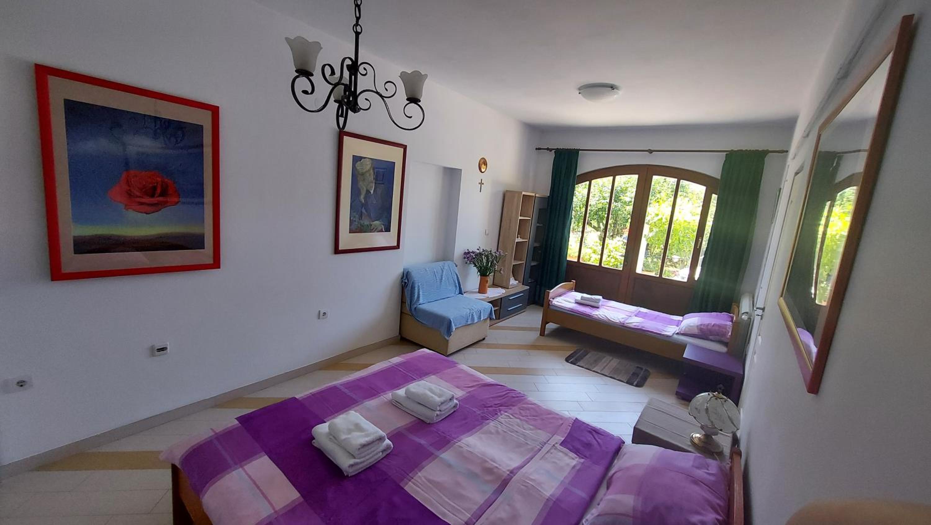 One-Bedroom Apartment - Photo 1