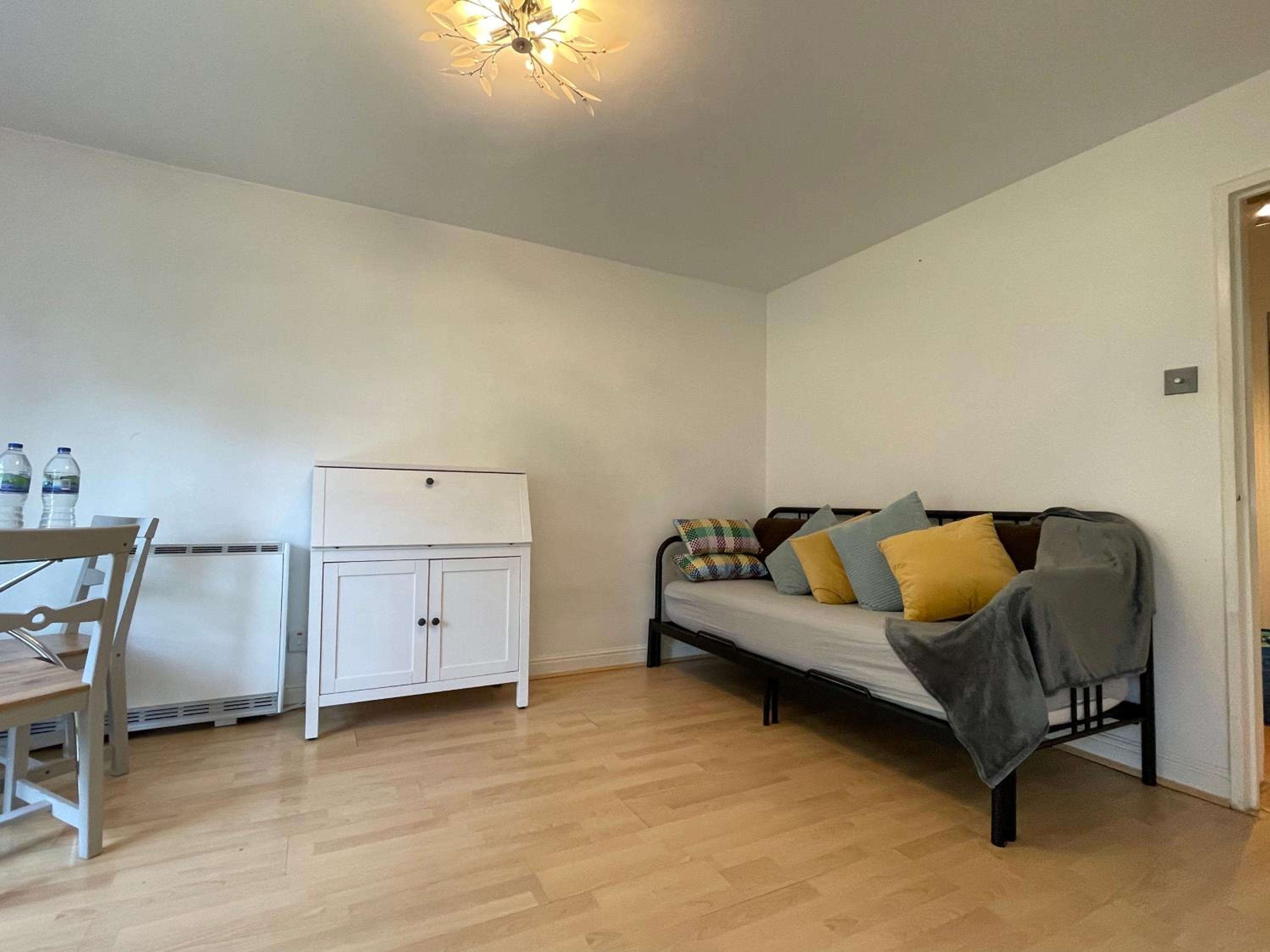 One-Bedroom Apartment photo 1