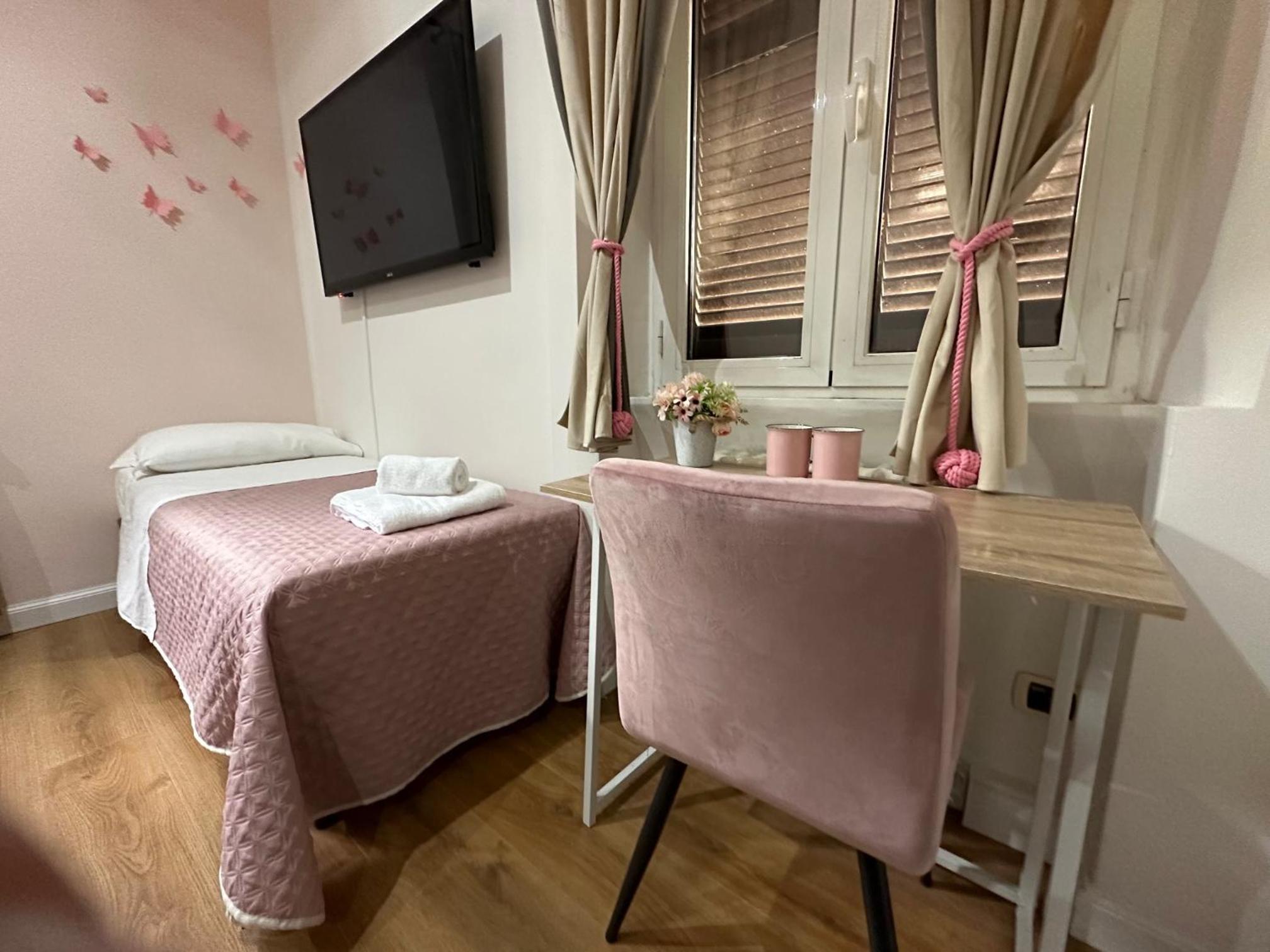 Double Room with Extra Bed (3 Adults) photo 1