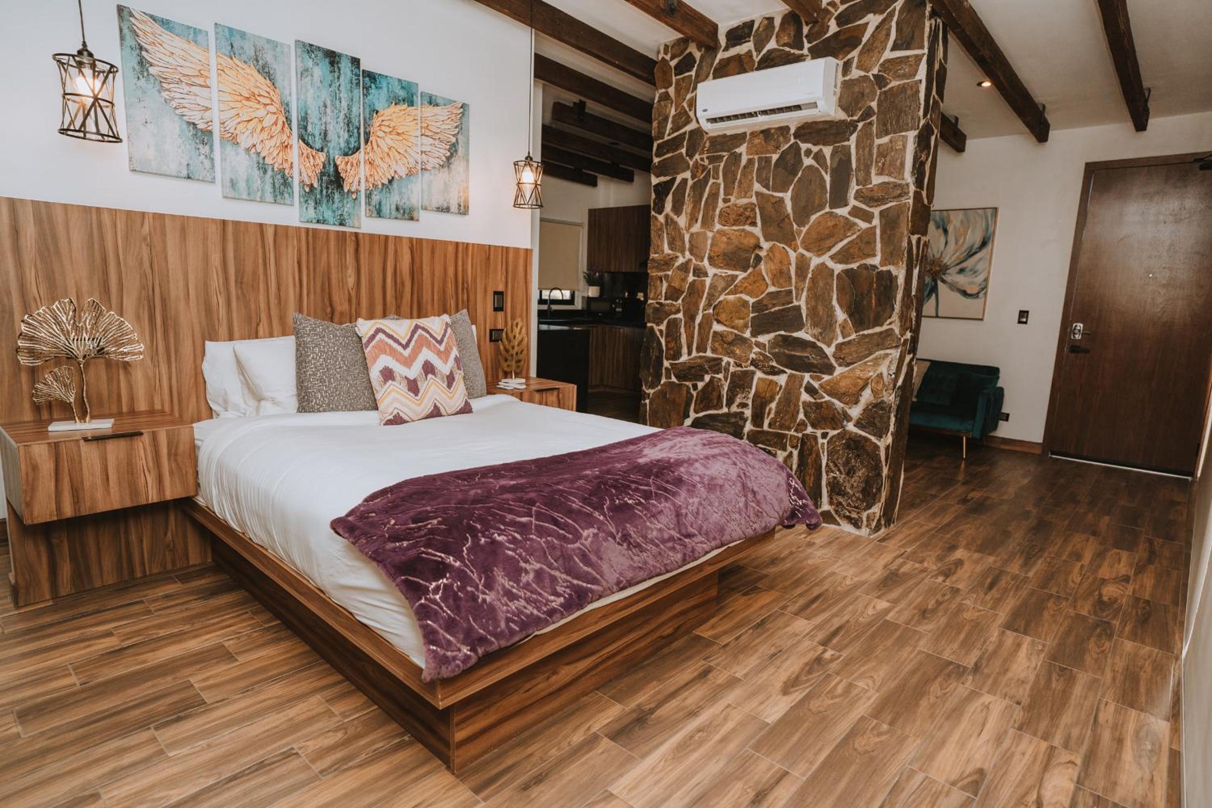 Junior Suite with Balcony - Photo 12