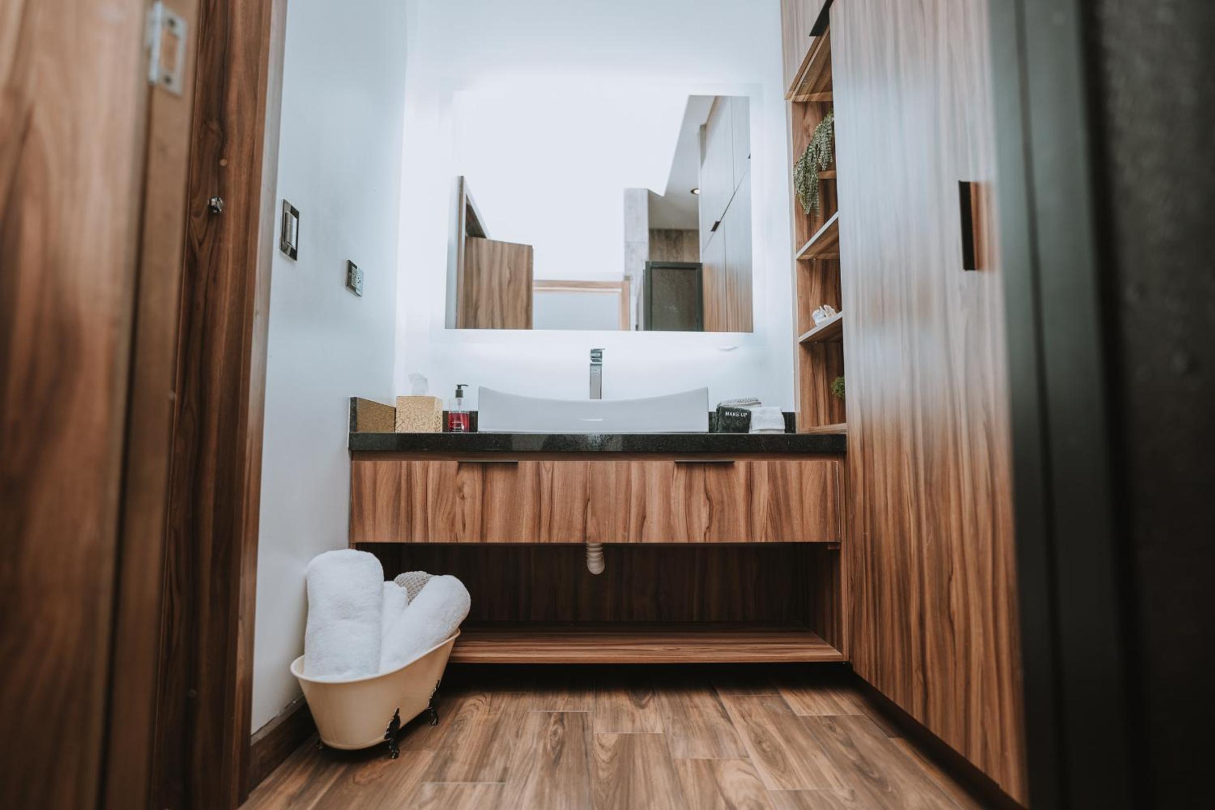 Junior Suite with Balcony - Photo 8