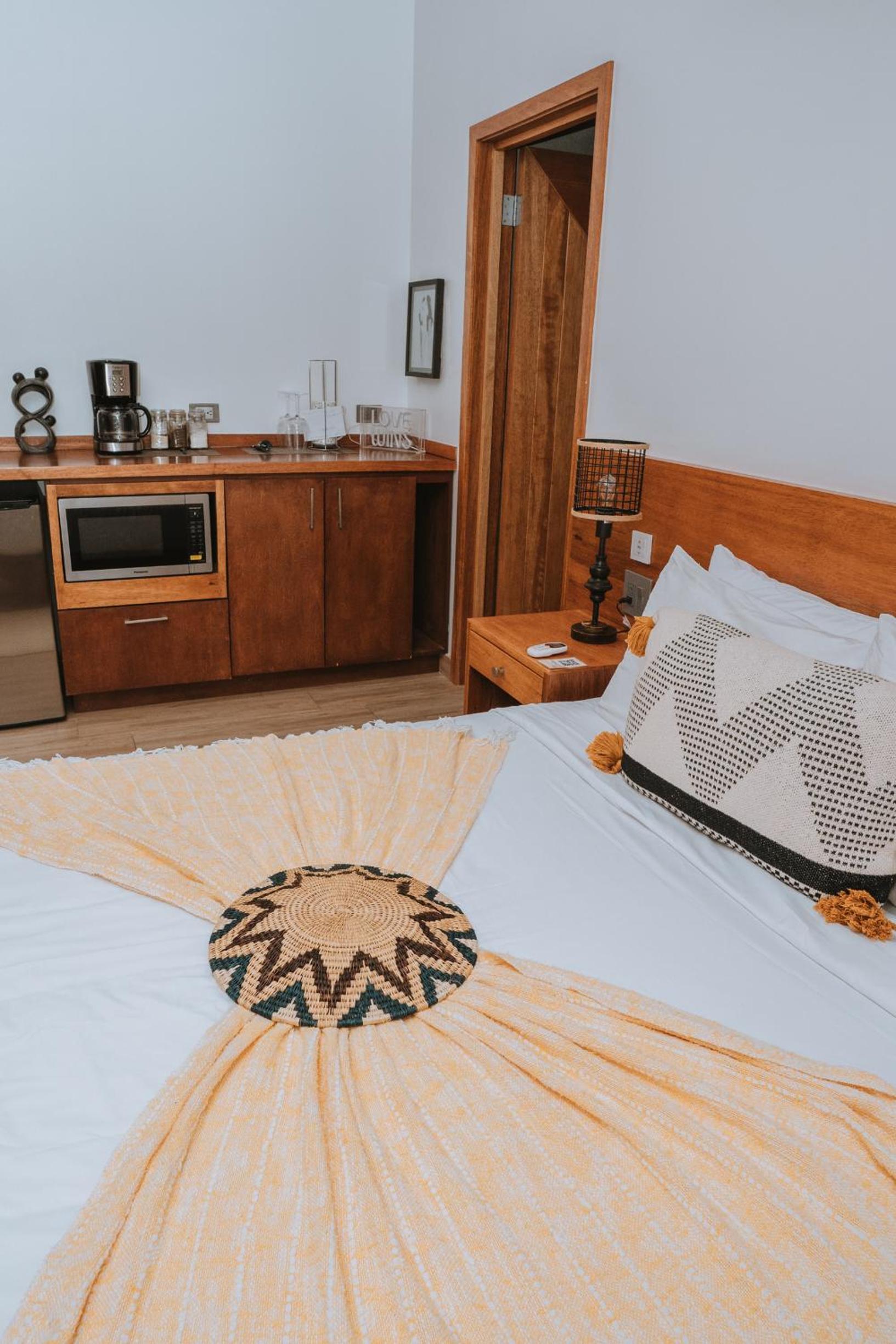 Deluxe Room - Photo 9