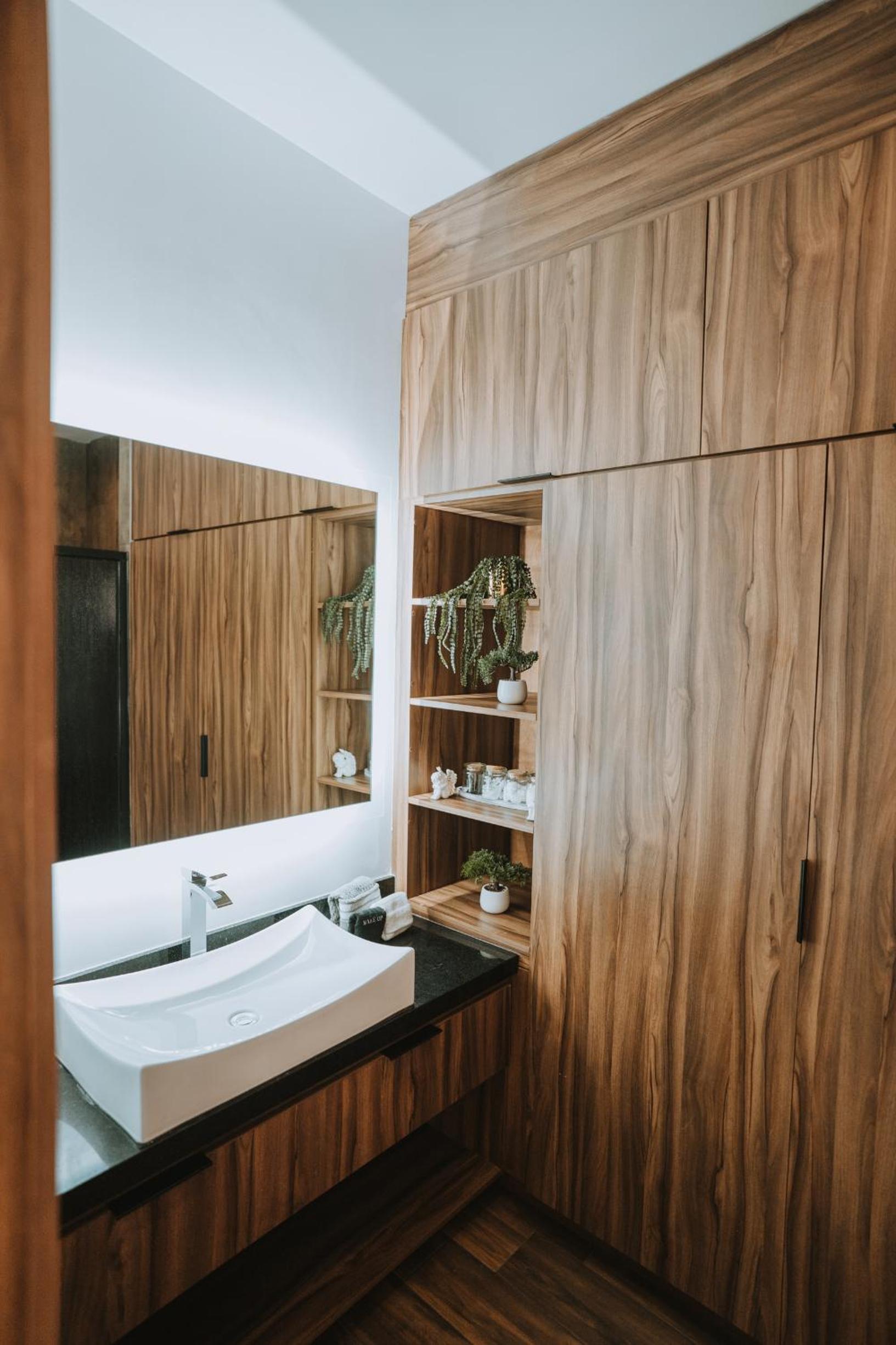 Junior Suite with Balcony - Photo 4