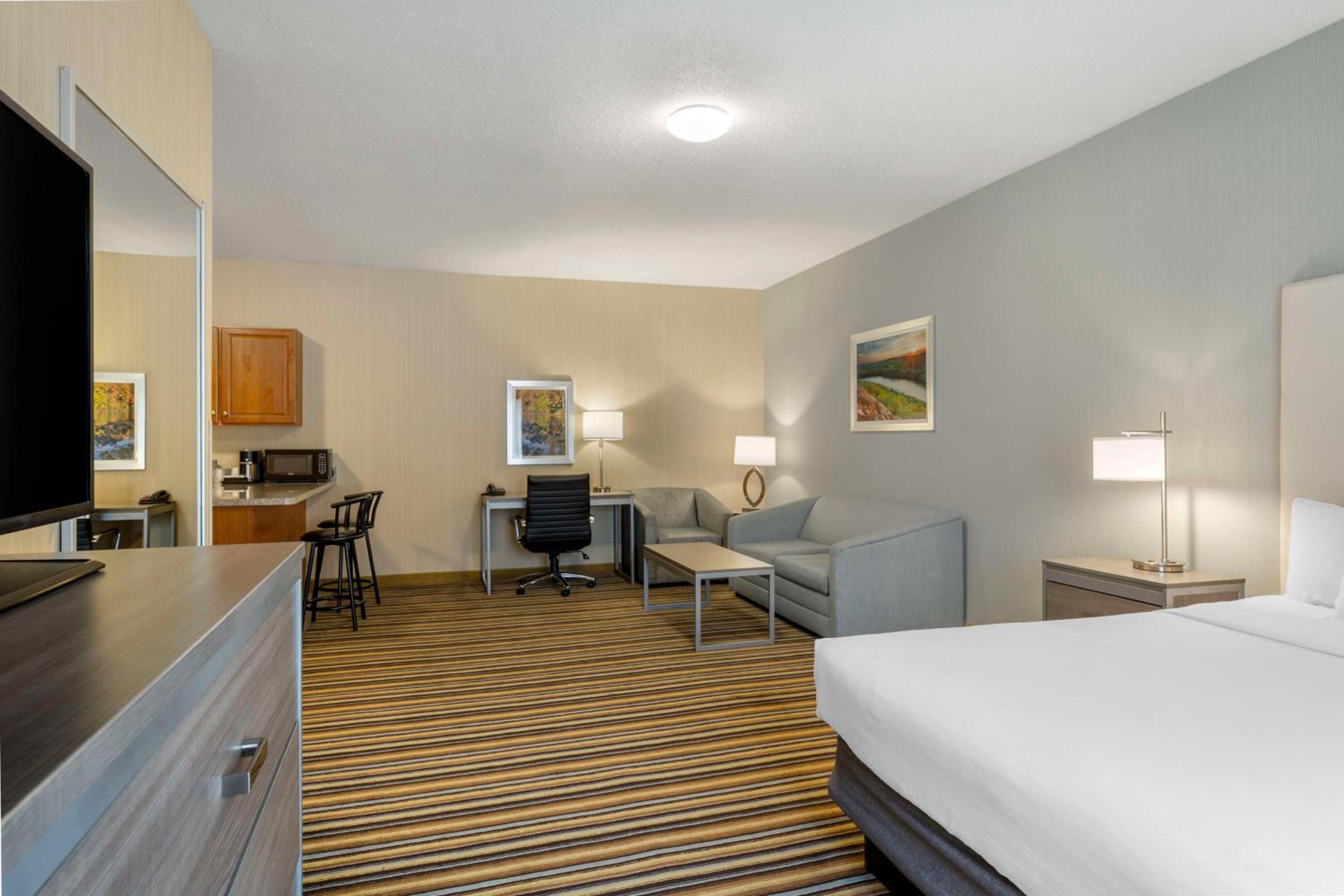 King Suite - Non-Smoking - Photo 6