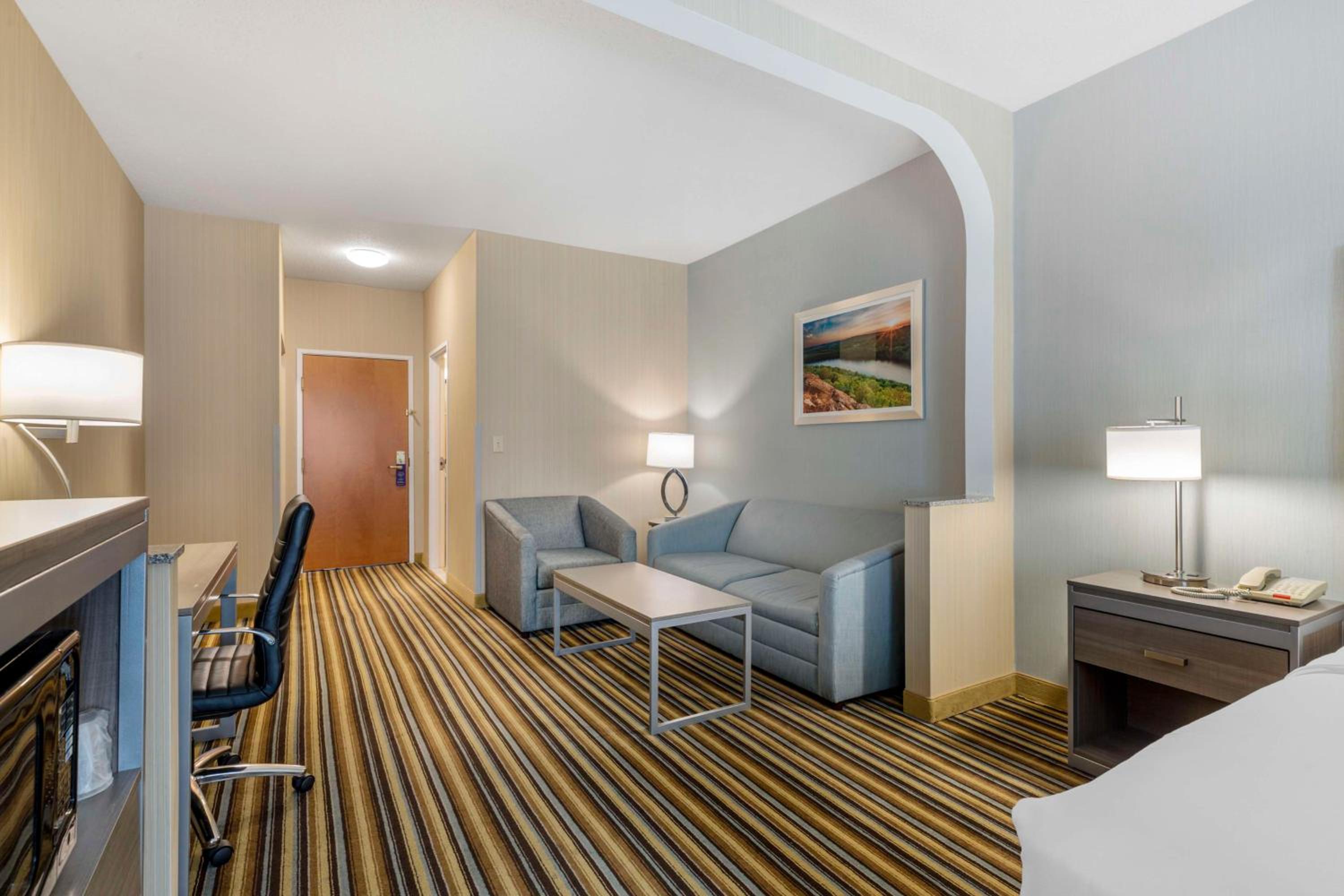 King Suite with Sofa Bed - Non-Smoking - Photo 6