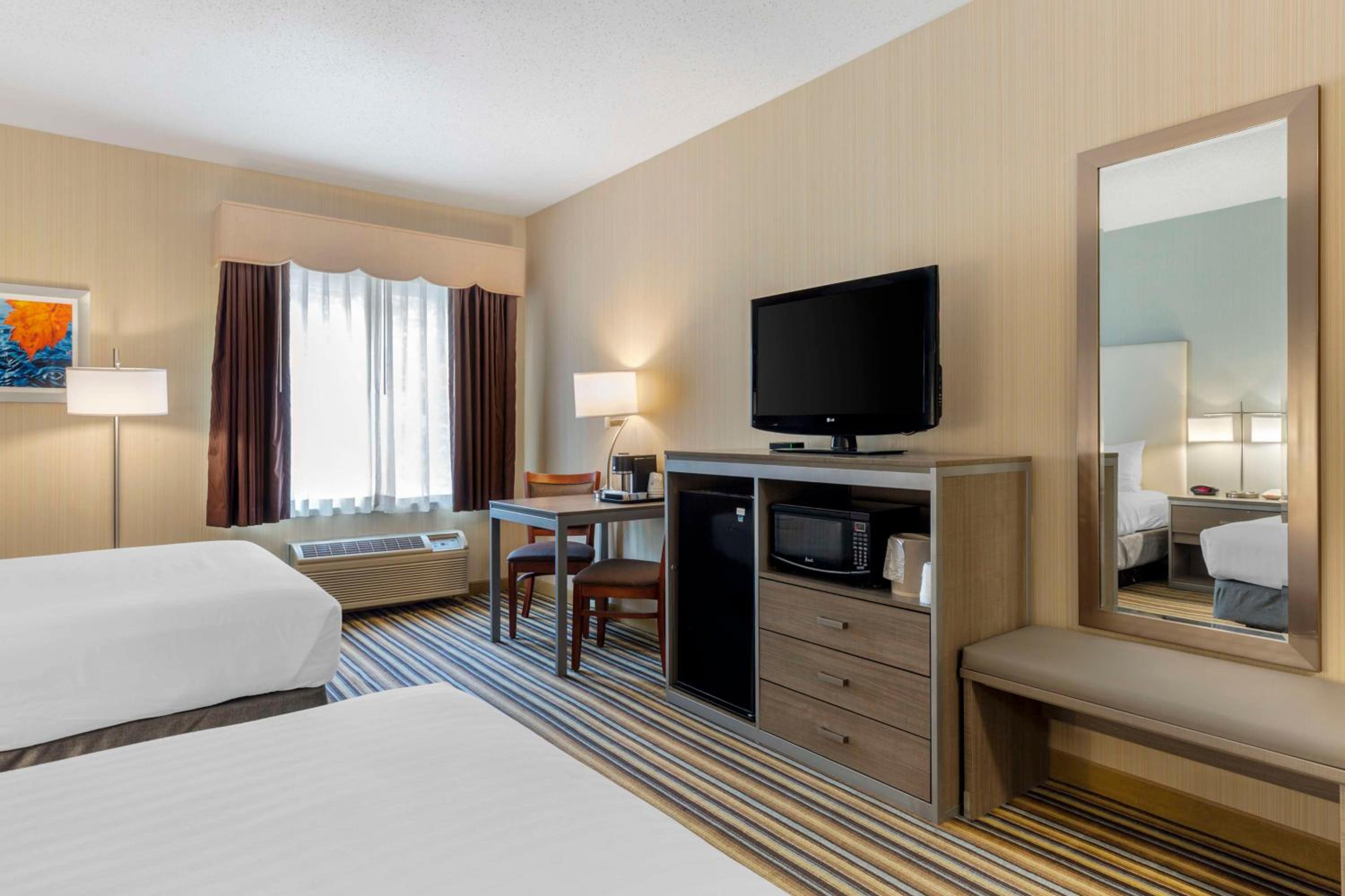 Queen Room with Two Queen Beds - Non-Smoking - Photo 2