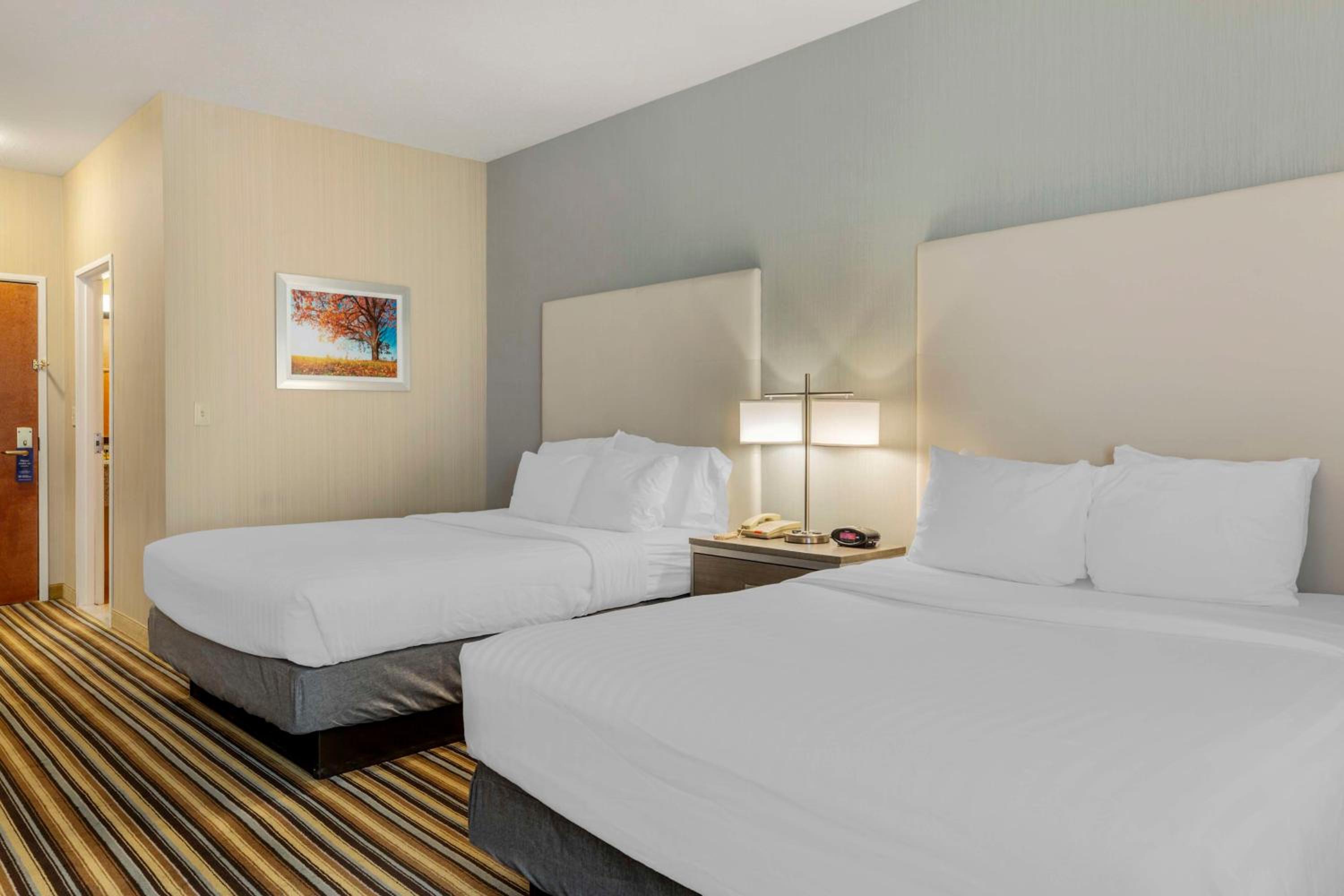 Queen Room with Two Queen Beds - Non-Smoking - Photo 9