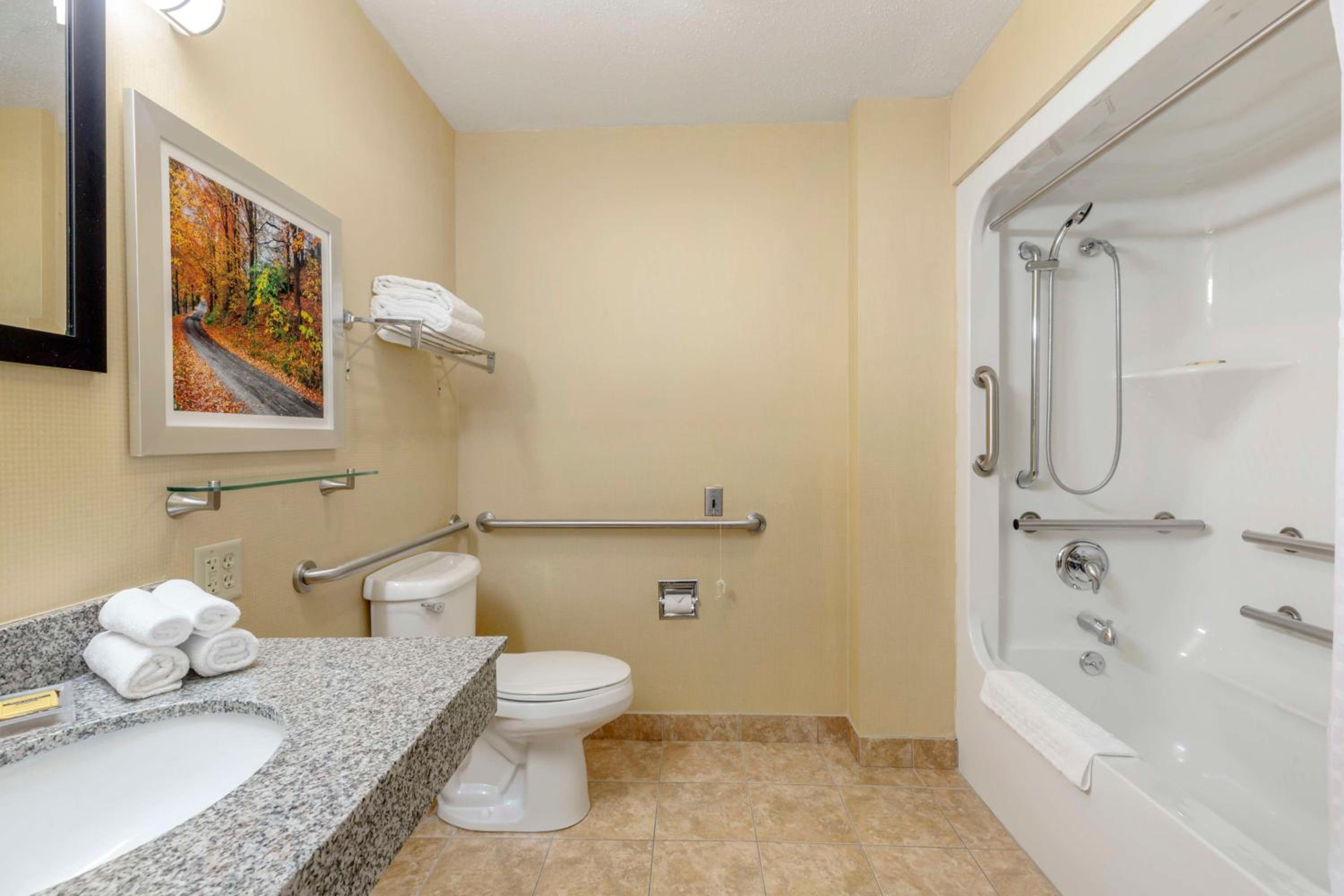 Queen Room with Two Queen Beds - Disability Access/Bath Tub - Photo 4