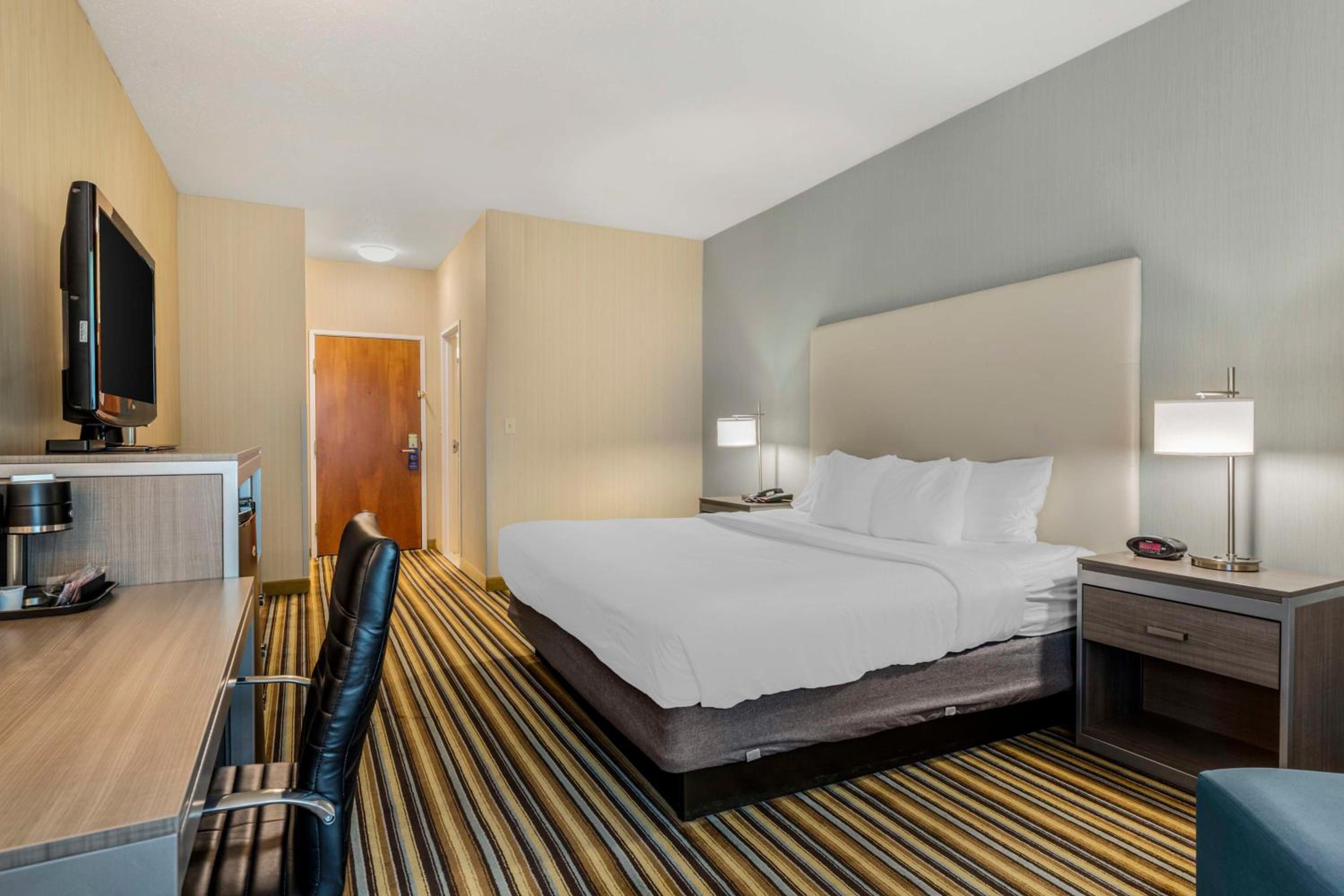 King Room - Non-Smoking - Photo 7