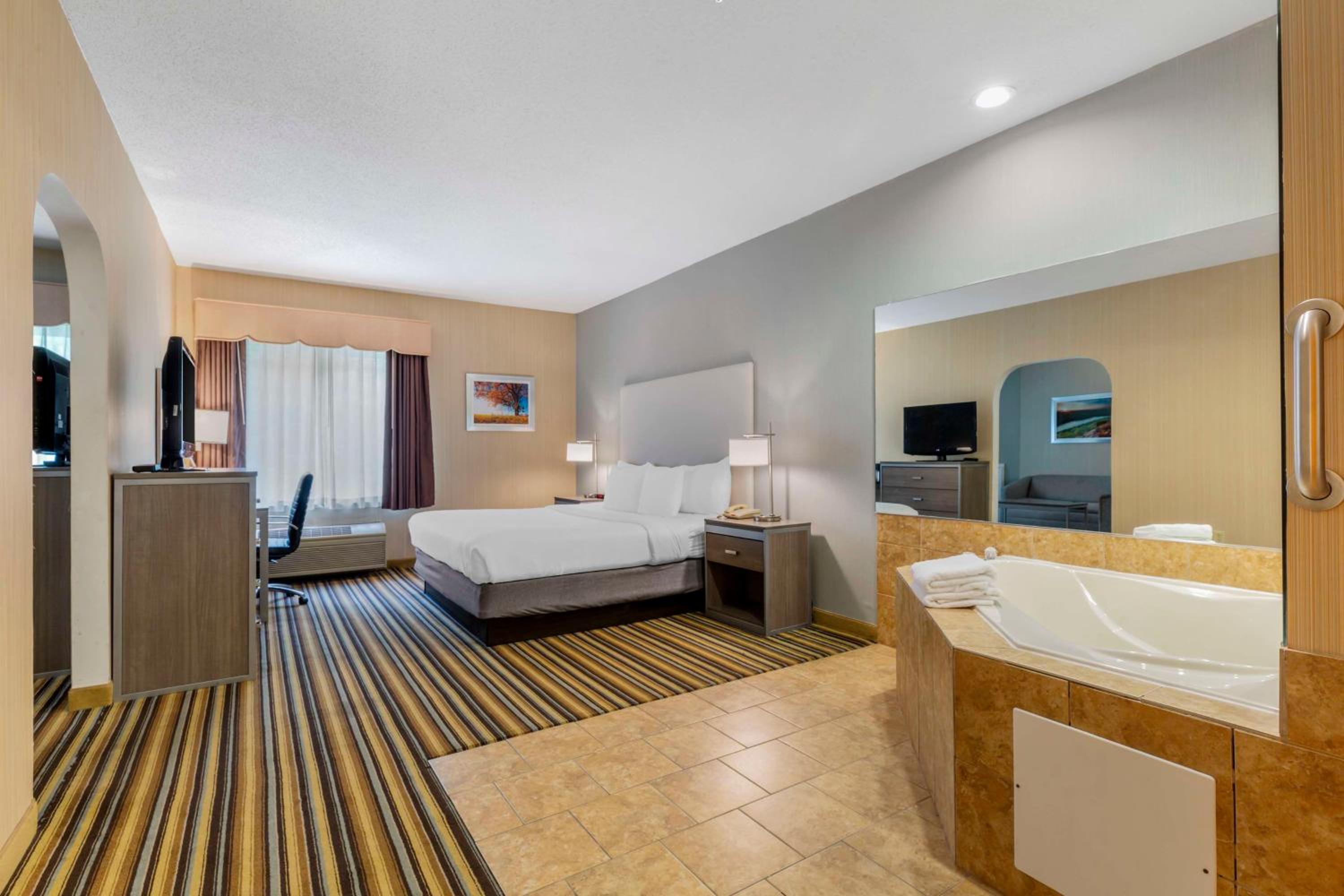 King Suite with Hot Tub - Non-Smoking - Photo 1