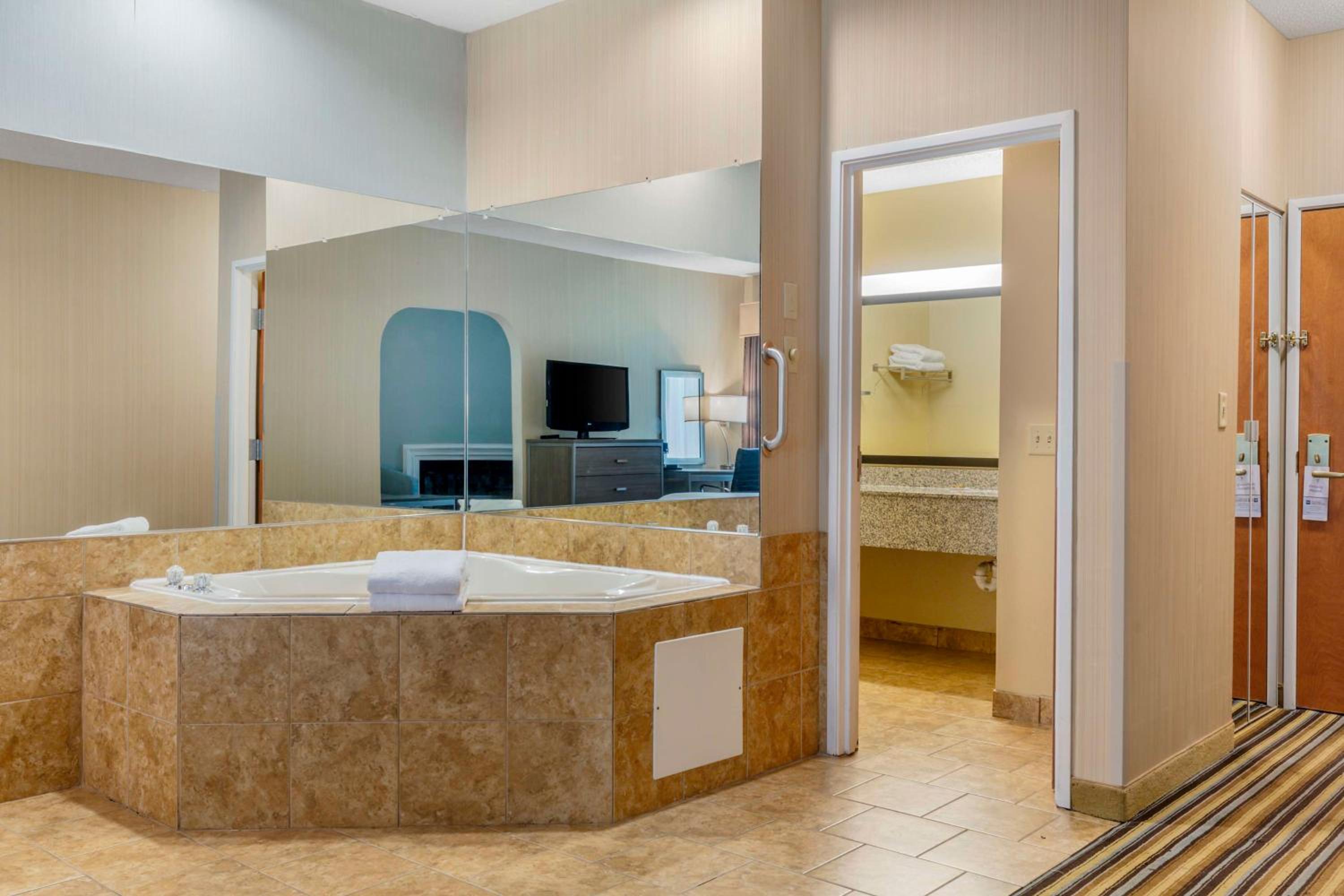 King Room with Spa Bath - Non-Smoking - Photo 11