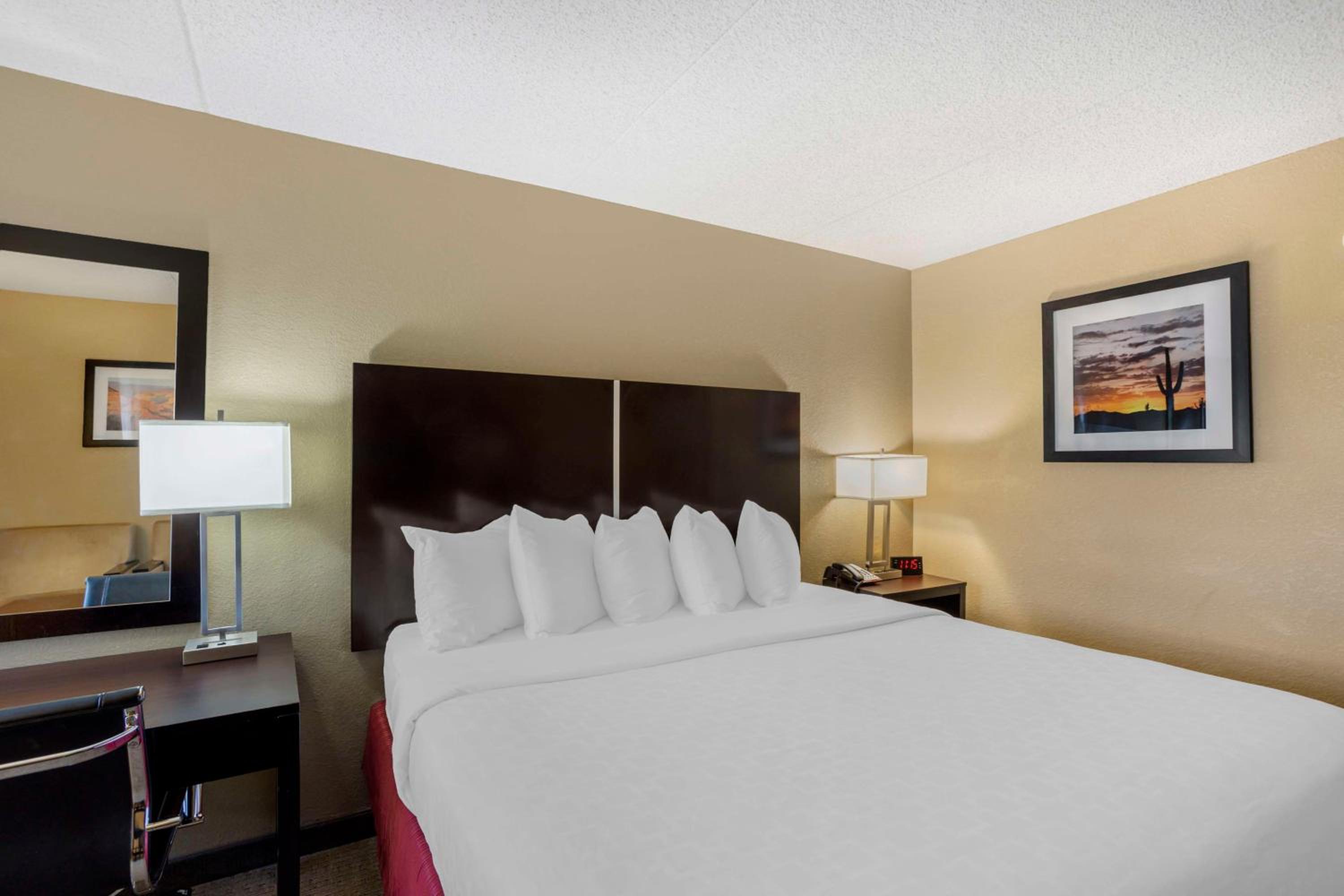 King Room - Non-Smoking - Photo 2