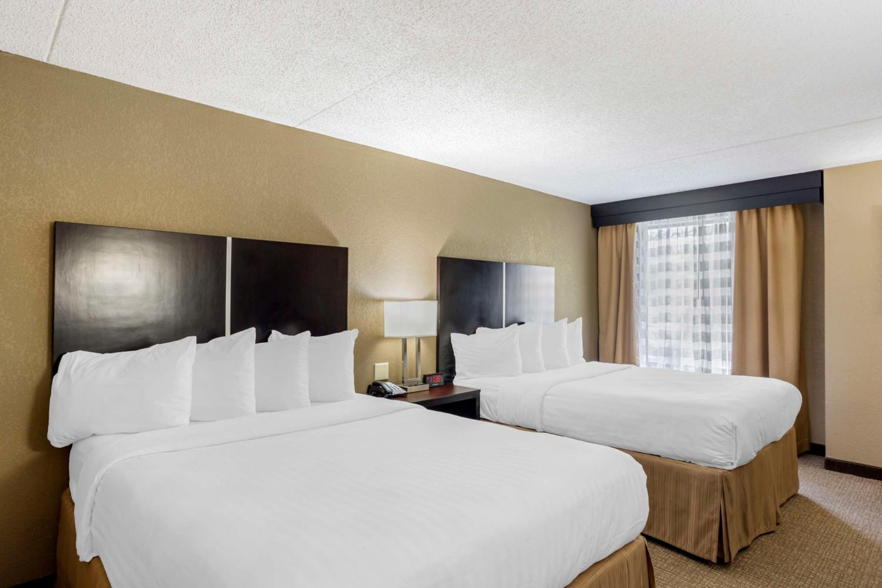 Queen Room with Two Queen Beds - Non-Smoking - Photo 1