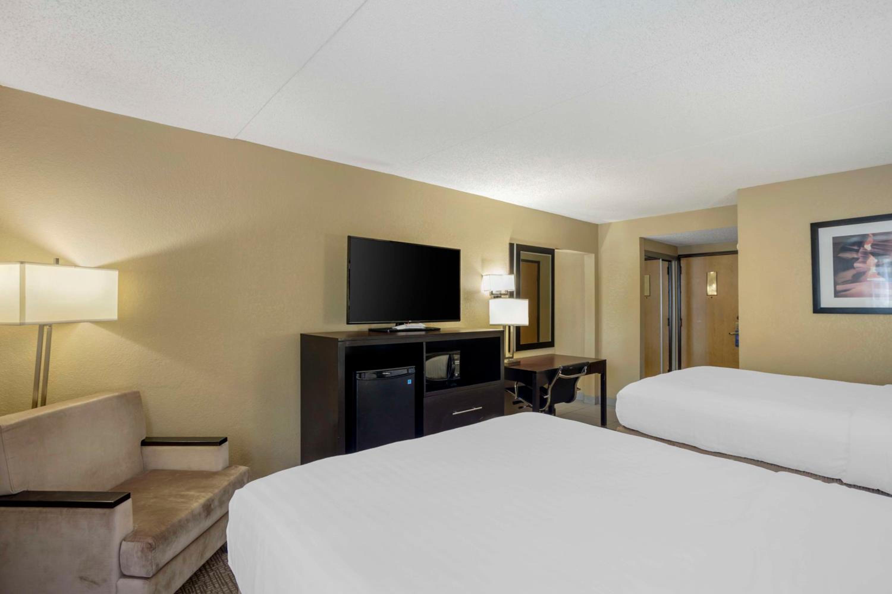 Queen Suite with Two Queen Beds and Sofa Bed - Photo 3