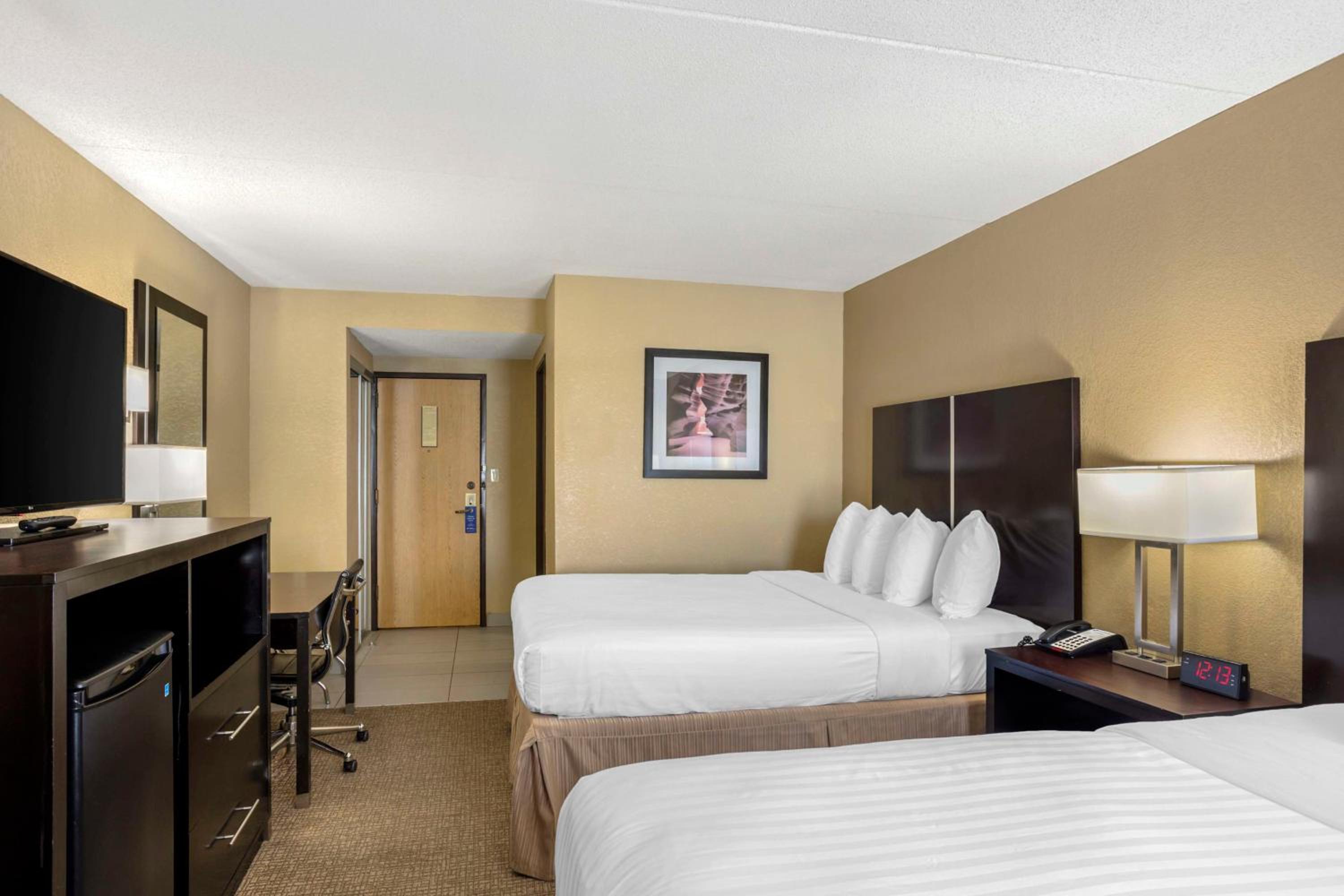 Queen Room with Two Queen Beds - Non-Smoking - Photo 2