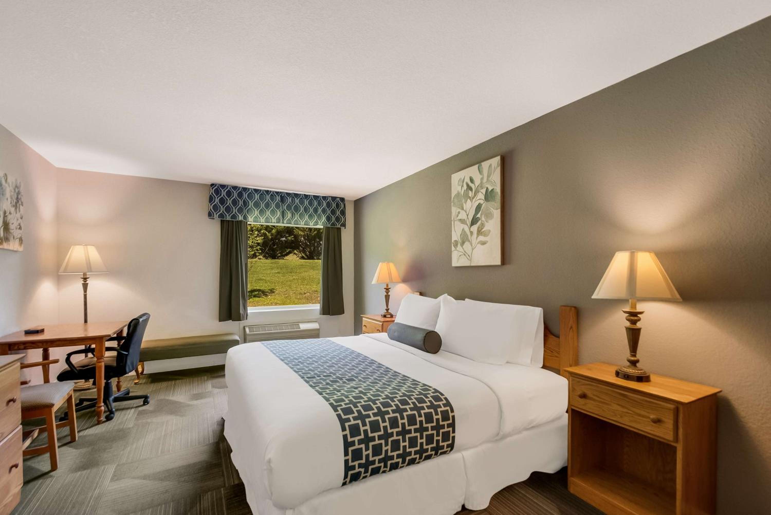 King Room with Roll-In Shower - Mobility Access/Communication Assistance photo 1