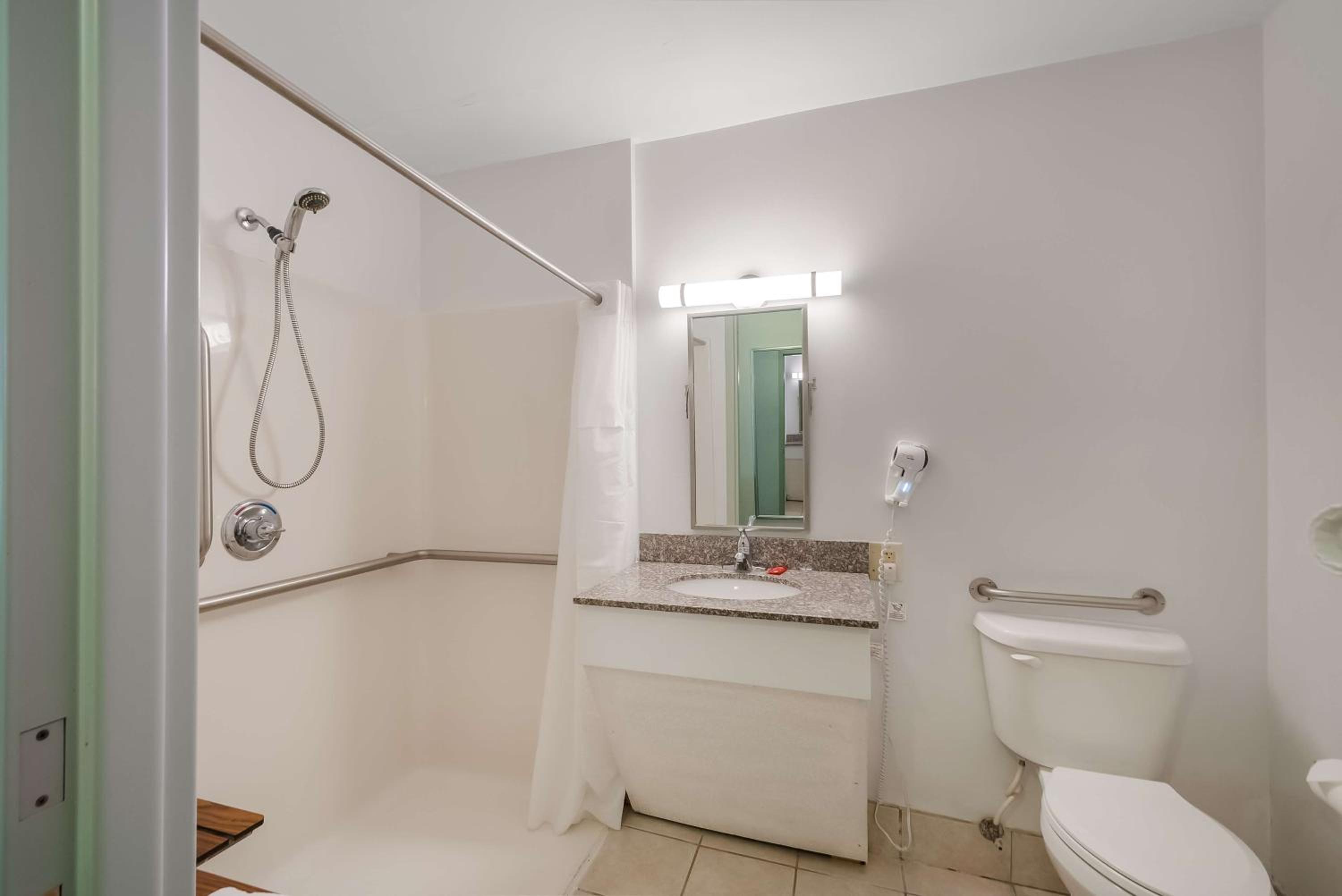 King Room with Roll-In Shower - Mobility Access/Communication Assistance photo 2