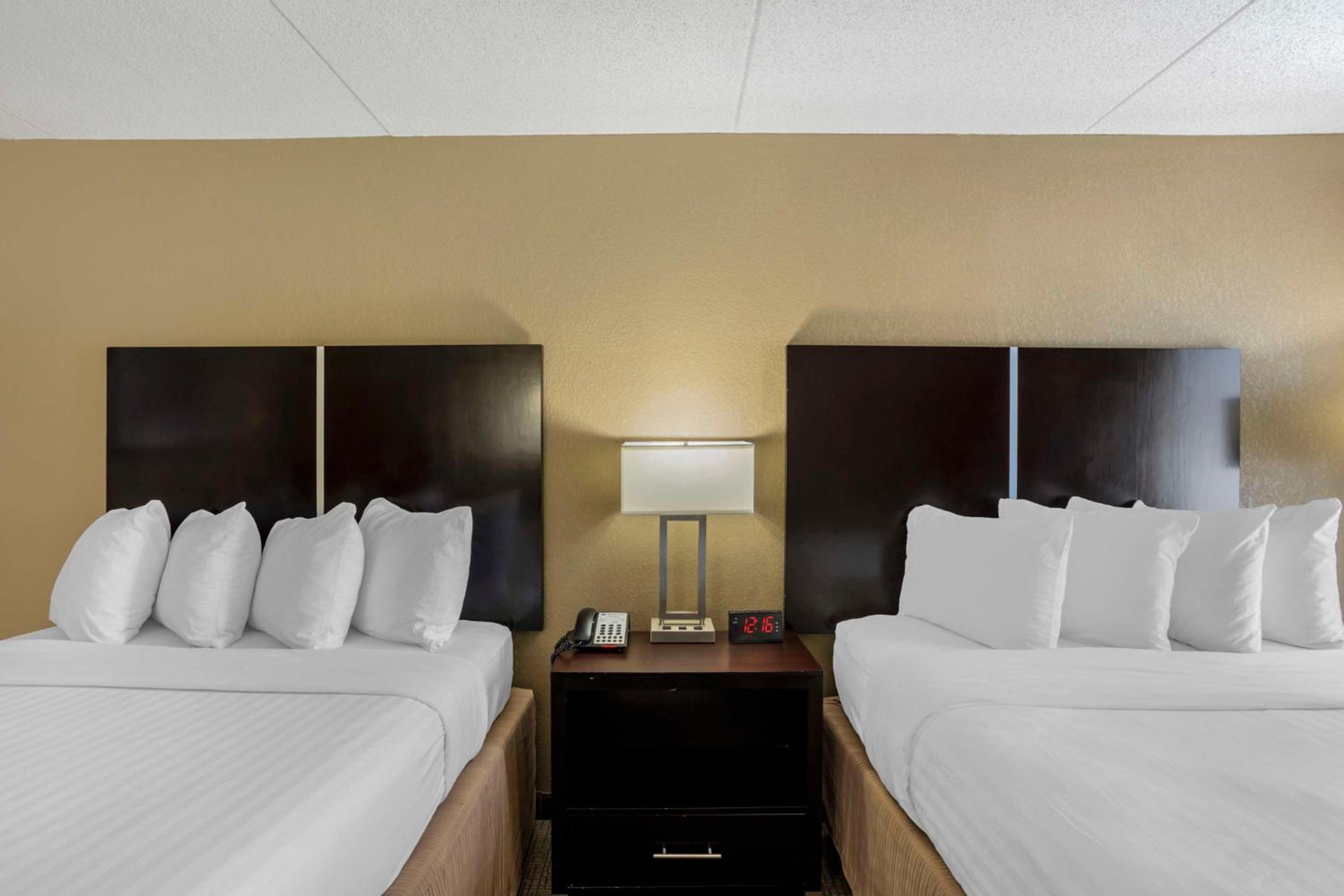 Queen Room with Two Queen Beds - Non-Smoking - Photo 4