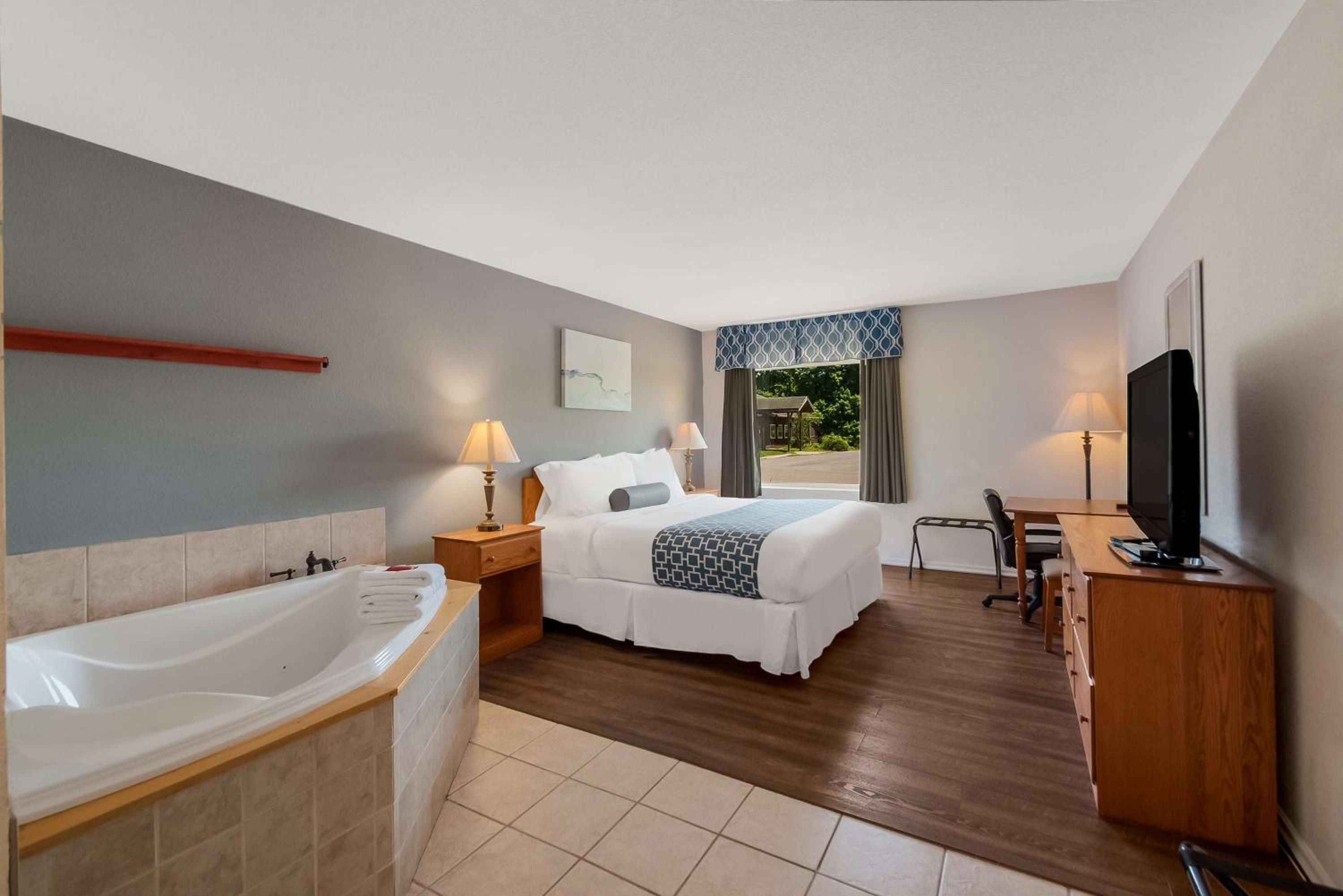 King Suite with Spa Tub photo 1