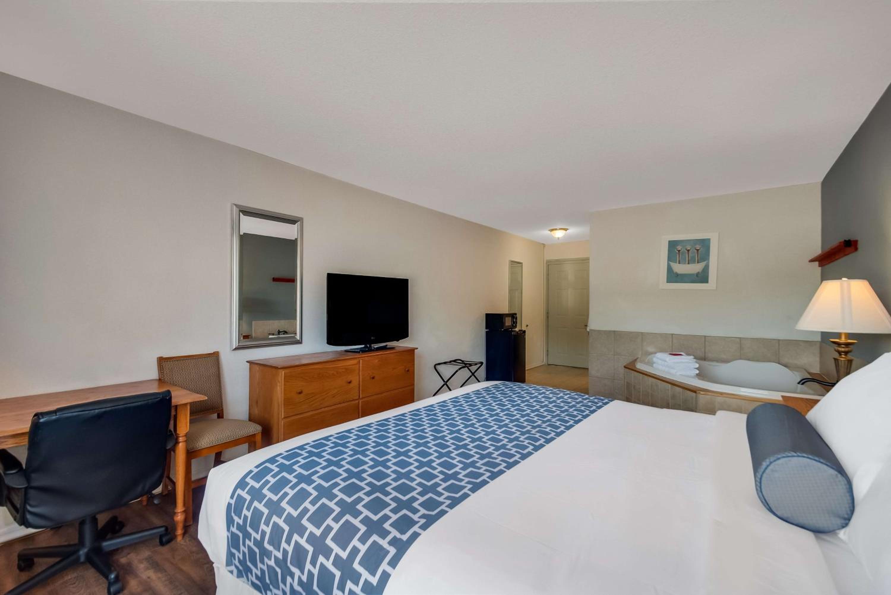 King Suite with Spa Tub photo 2